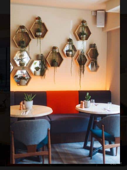 Cozy All In One Bar and Kitchen in London Photo 4