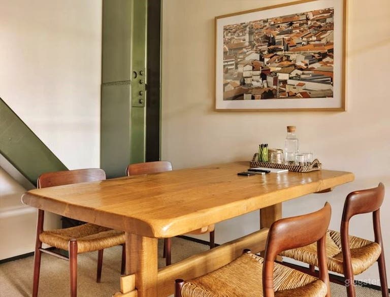  Contemporary Conference Room for 4 Guests 