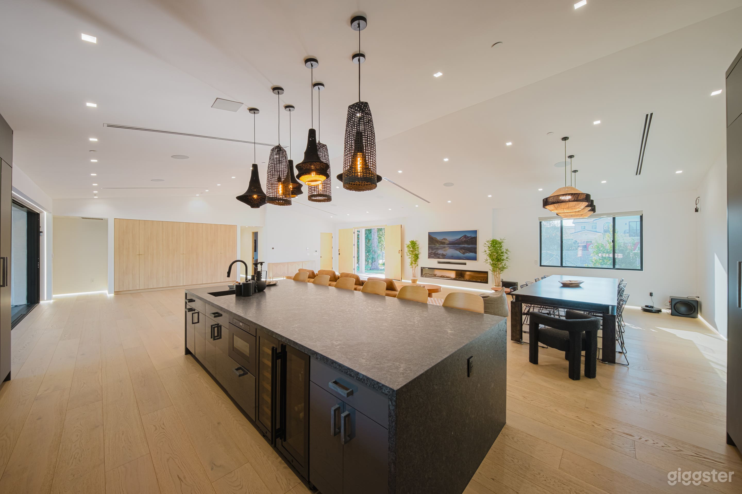 MODERN OASIS WITH VINTAGE AIRSTREAM Photo 3