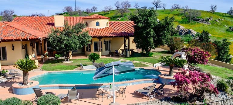  Expansive 80-Acre Oasis: Pool, Hot Tub, Gardens & Scenic Hills 