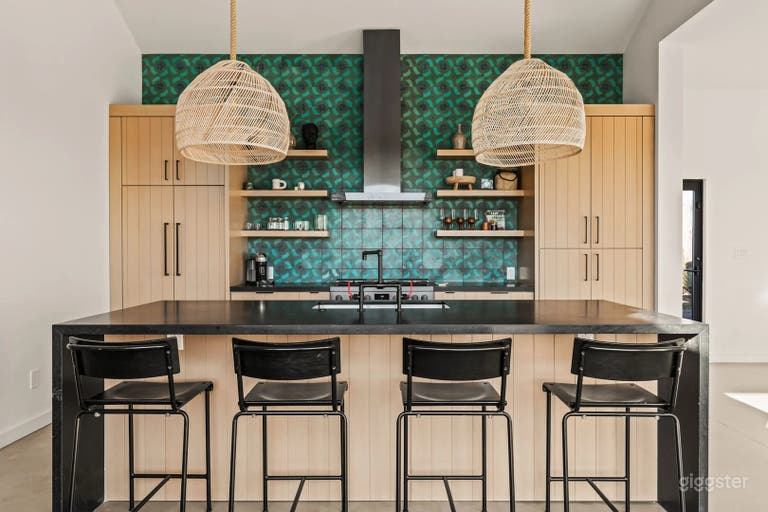  The Moasis | 5 acre Modern w Pool & Spa 