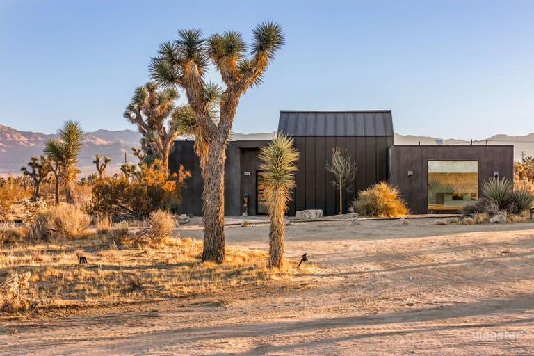  The Moasis | 5 acre Modern w Pool & Spa 