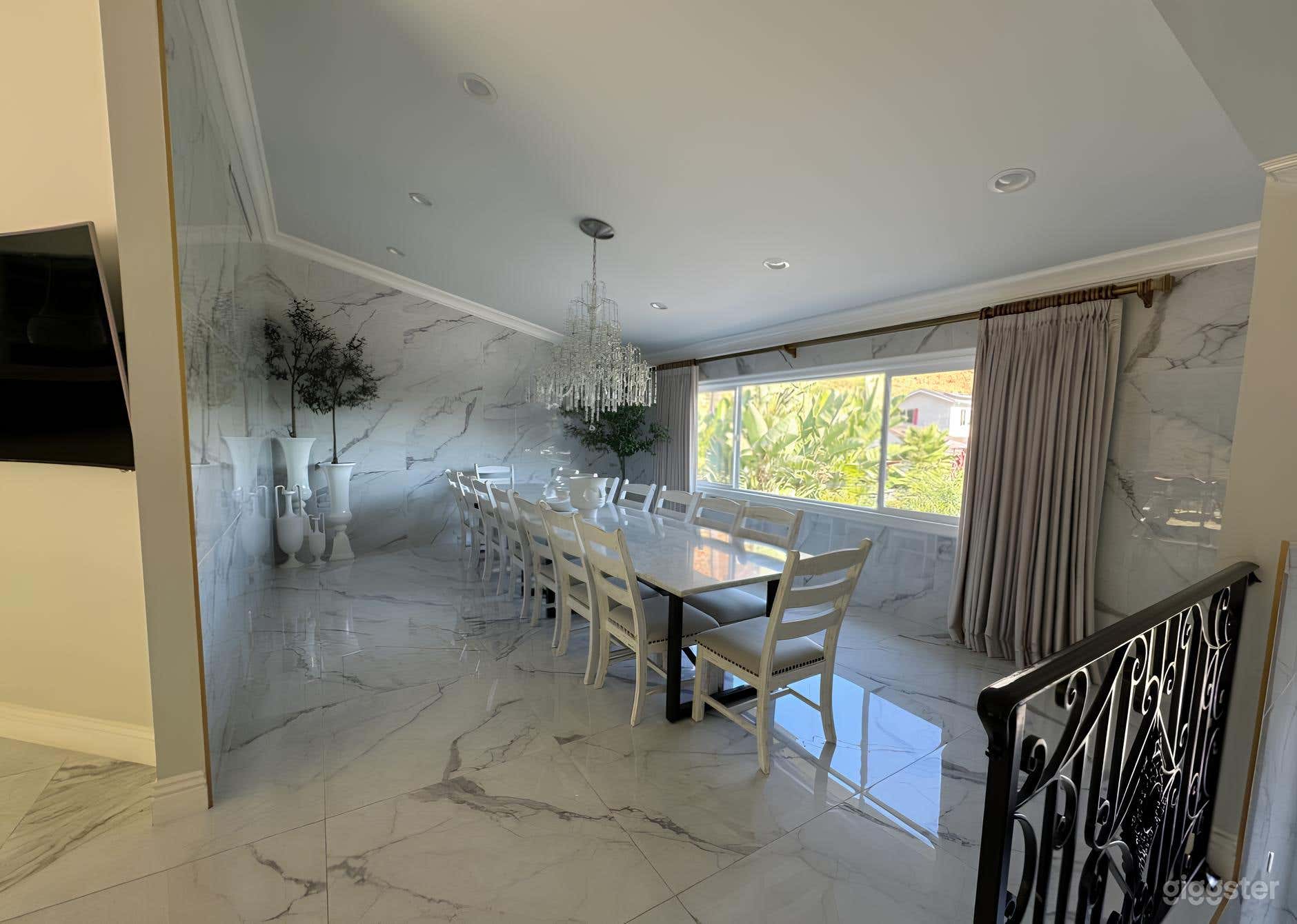 Modern House with Mountain Views Photo 4