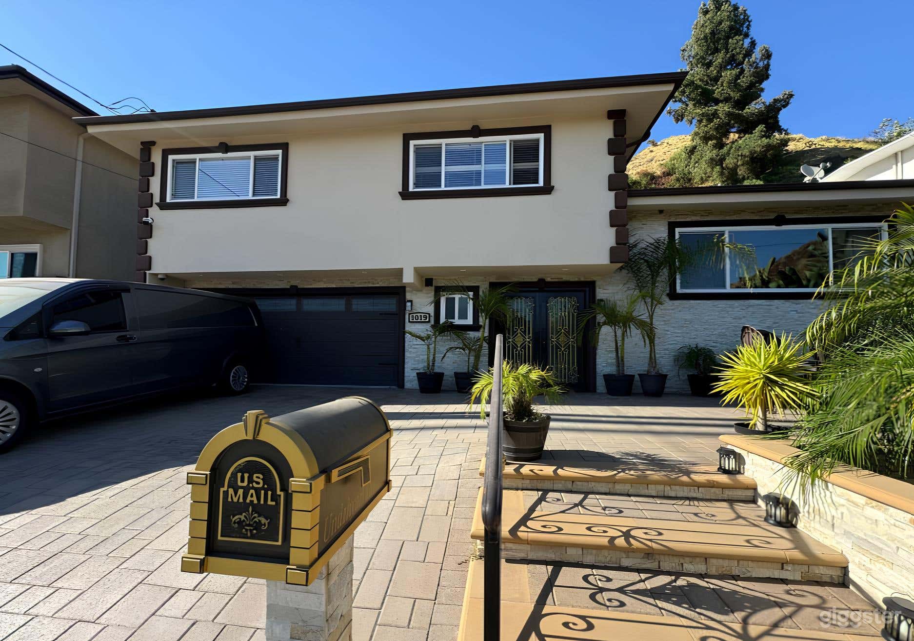 Modern House with Mountain Views Photo 1