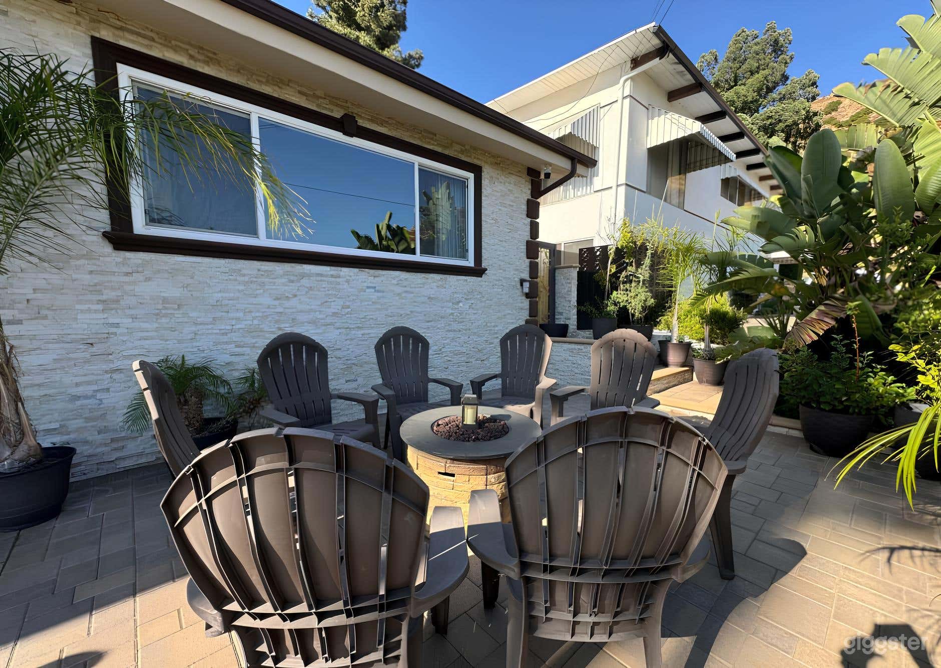 Modern House with Mountain Views Photo 3