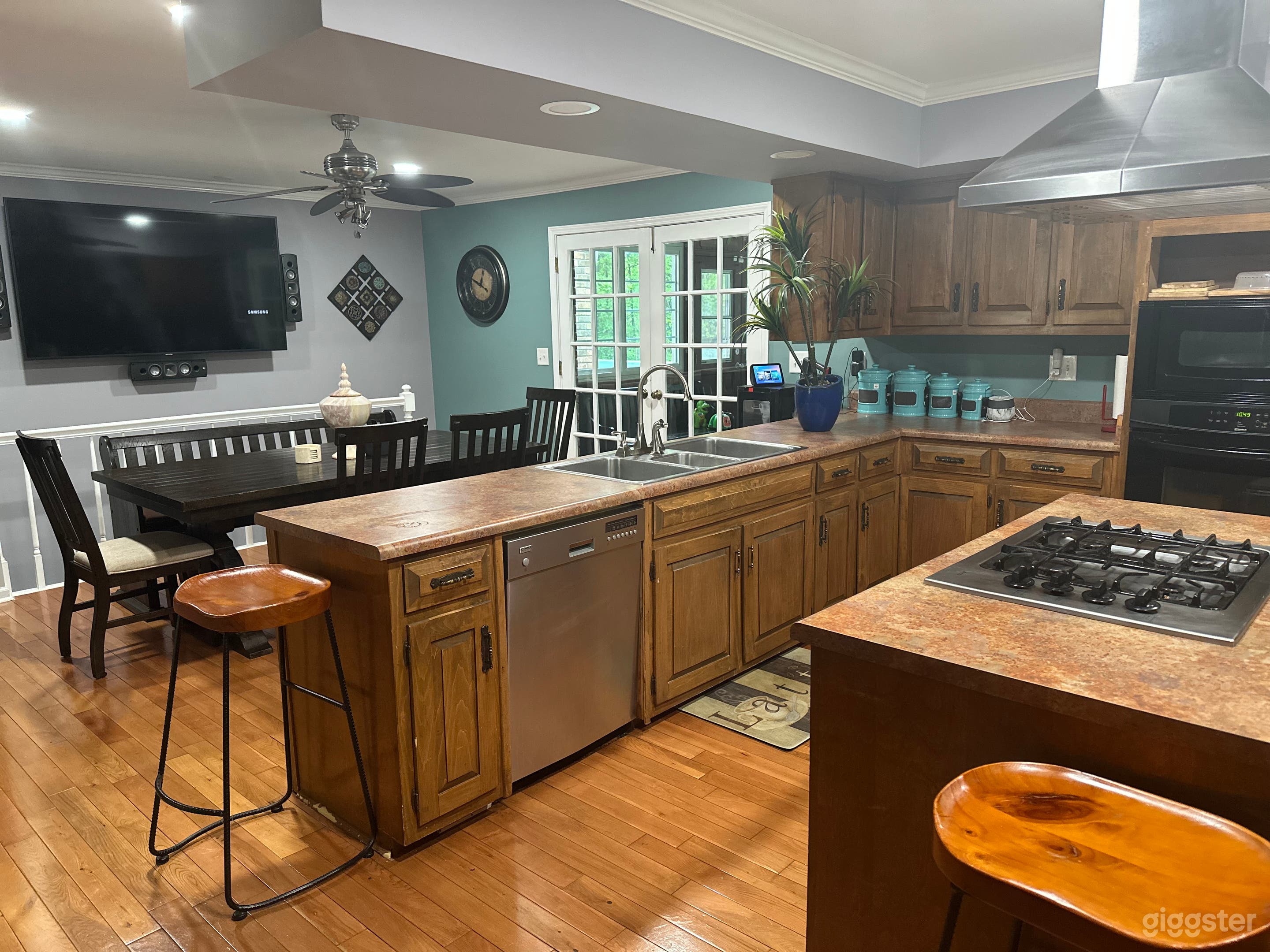 Kitchen &amp; Nook Area