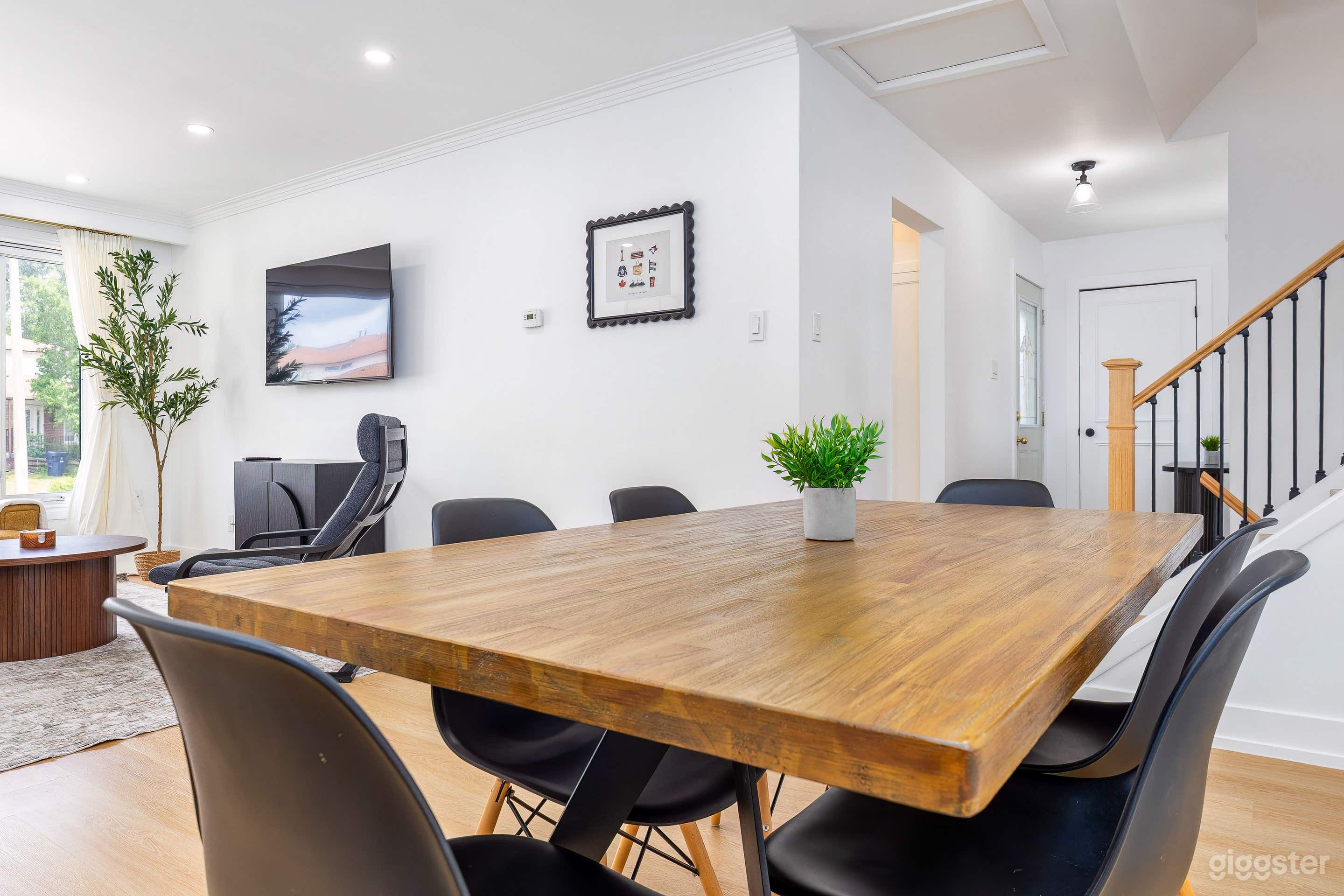 Modern 4BR Home | MCM Minimalist Decor Photo 3
