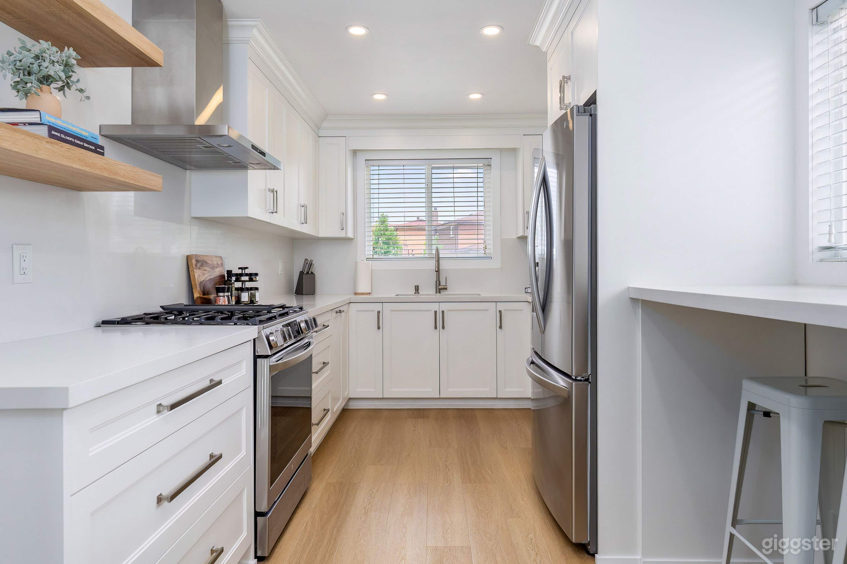 Modern 4BR Home | MCM Minimalist Decor Photo 4