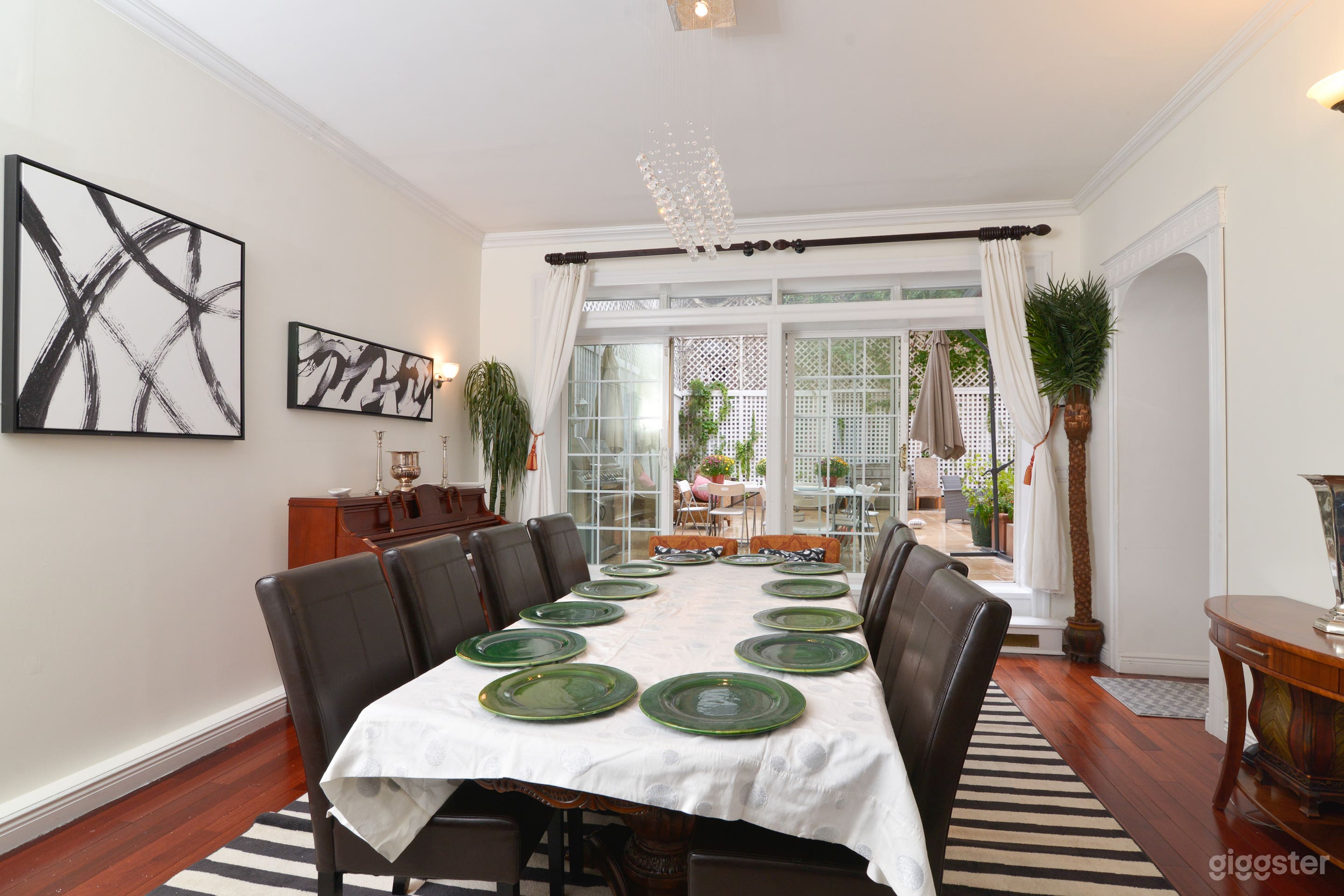 Modern Townhouse With Backyard Patio Photo 4