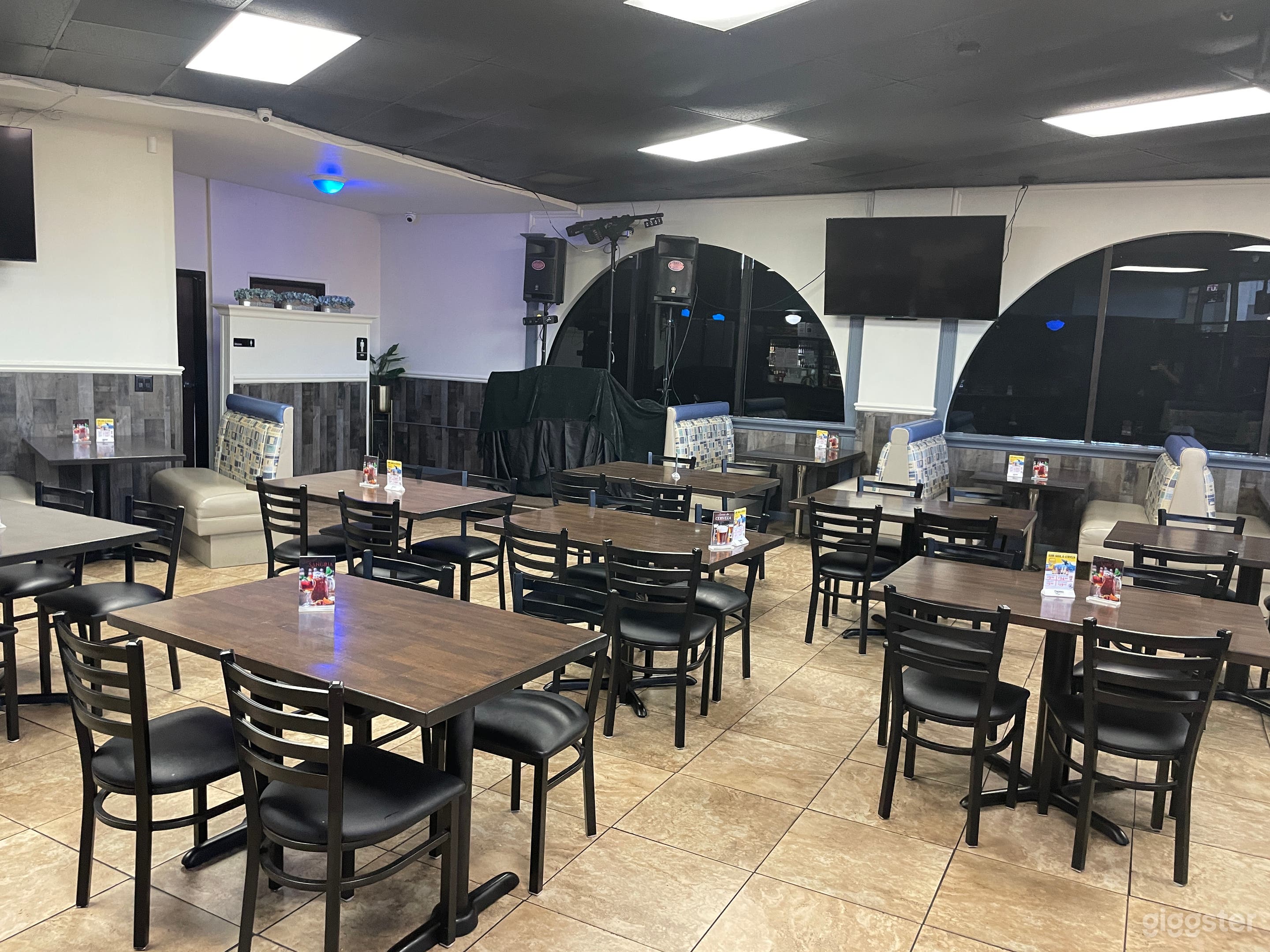 Restaurant with Bar Booth and Stage  Photo 3