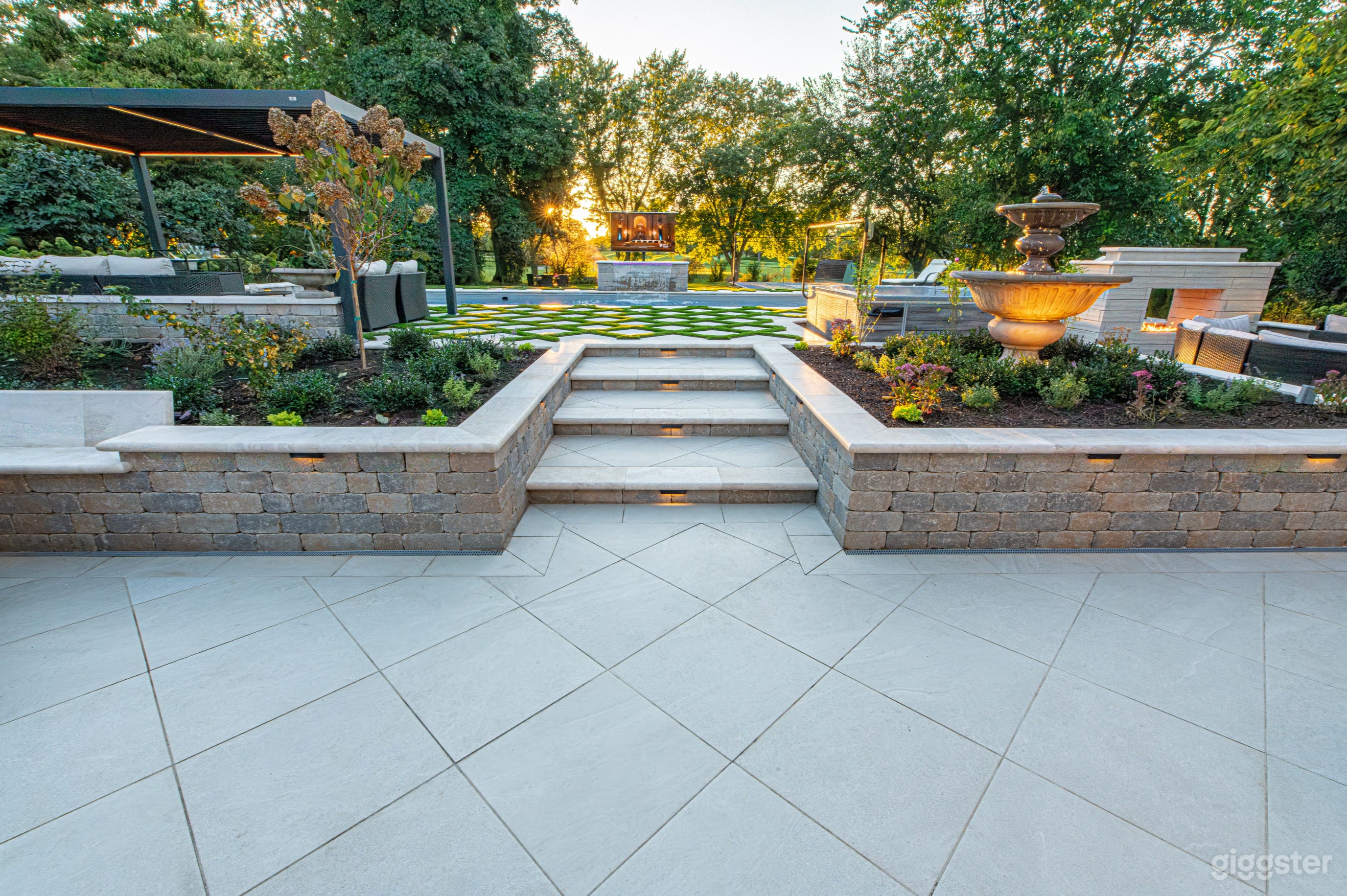 Backyard Oasis - Welcome to your resort at home. Photo 2