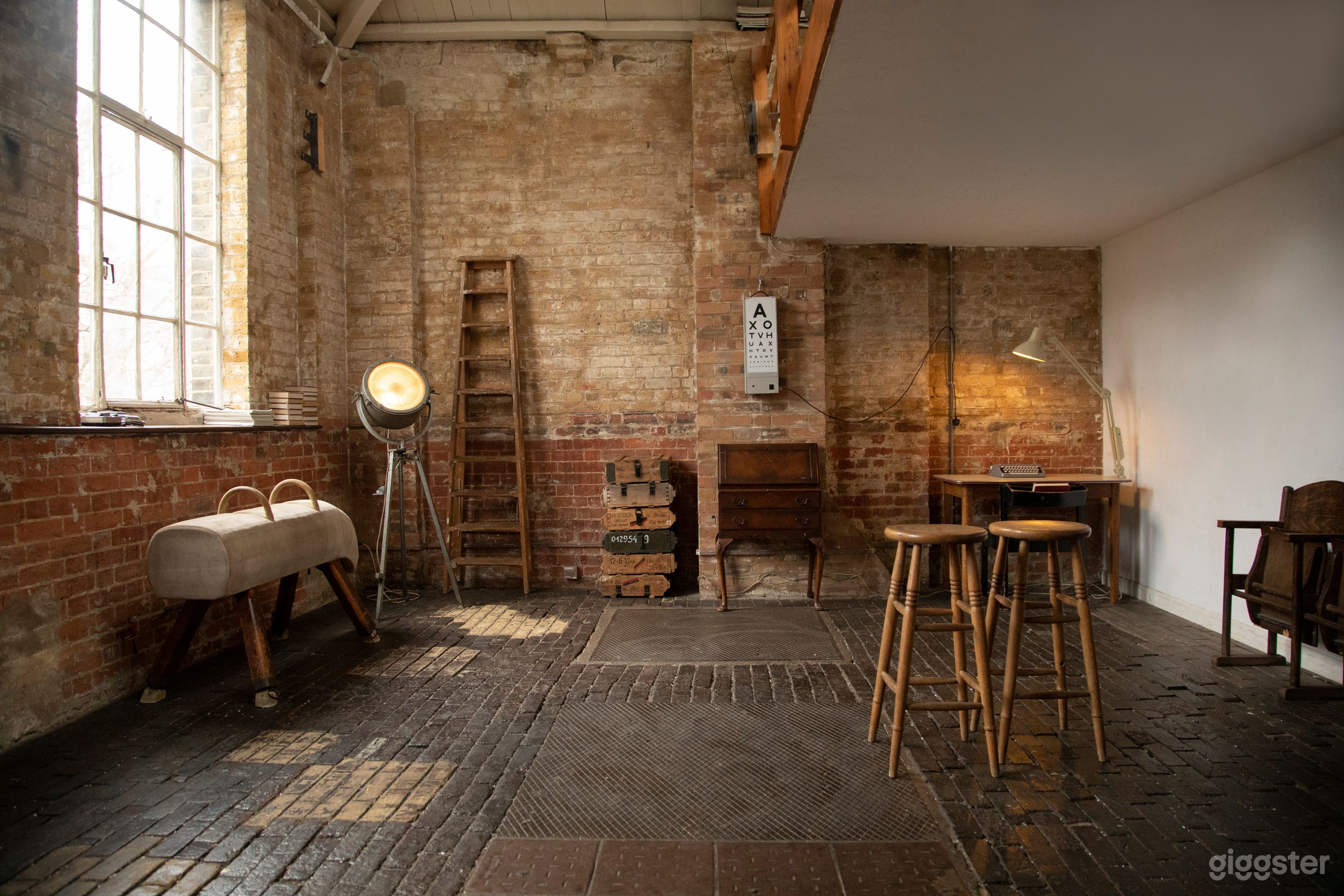 shooting area / props can be moved around 