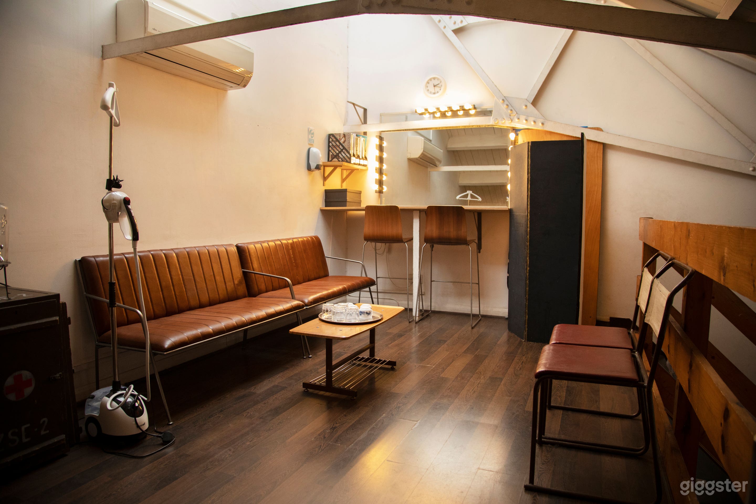 upper level / make up area 