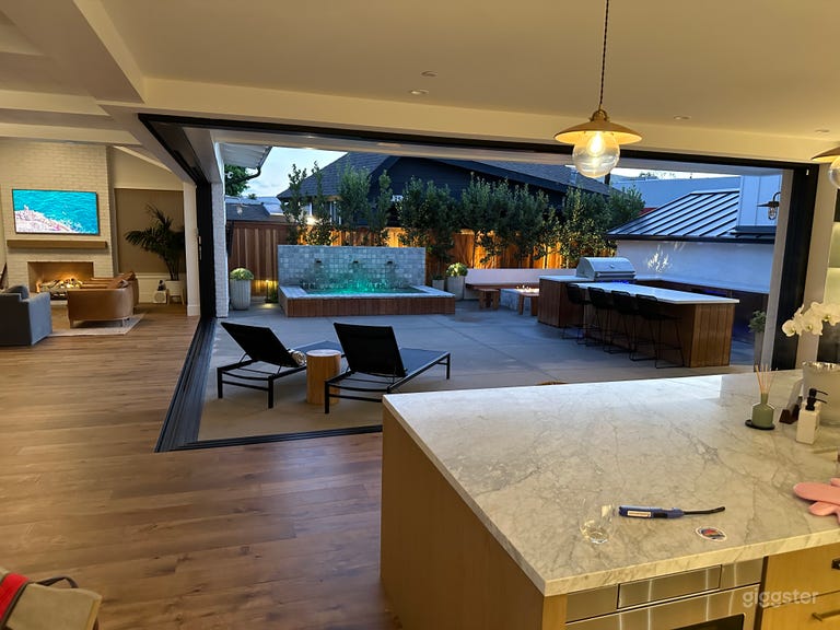  Stunning indoor/outdoor entertaining space w/ view 