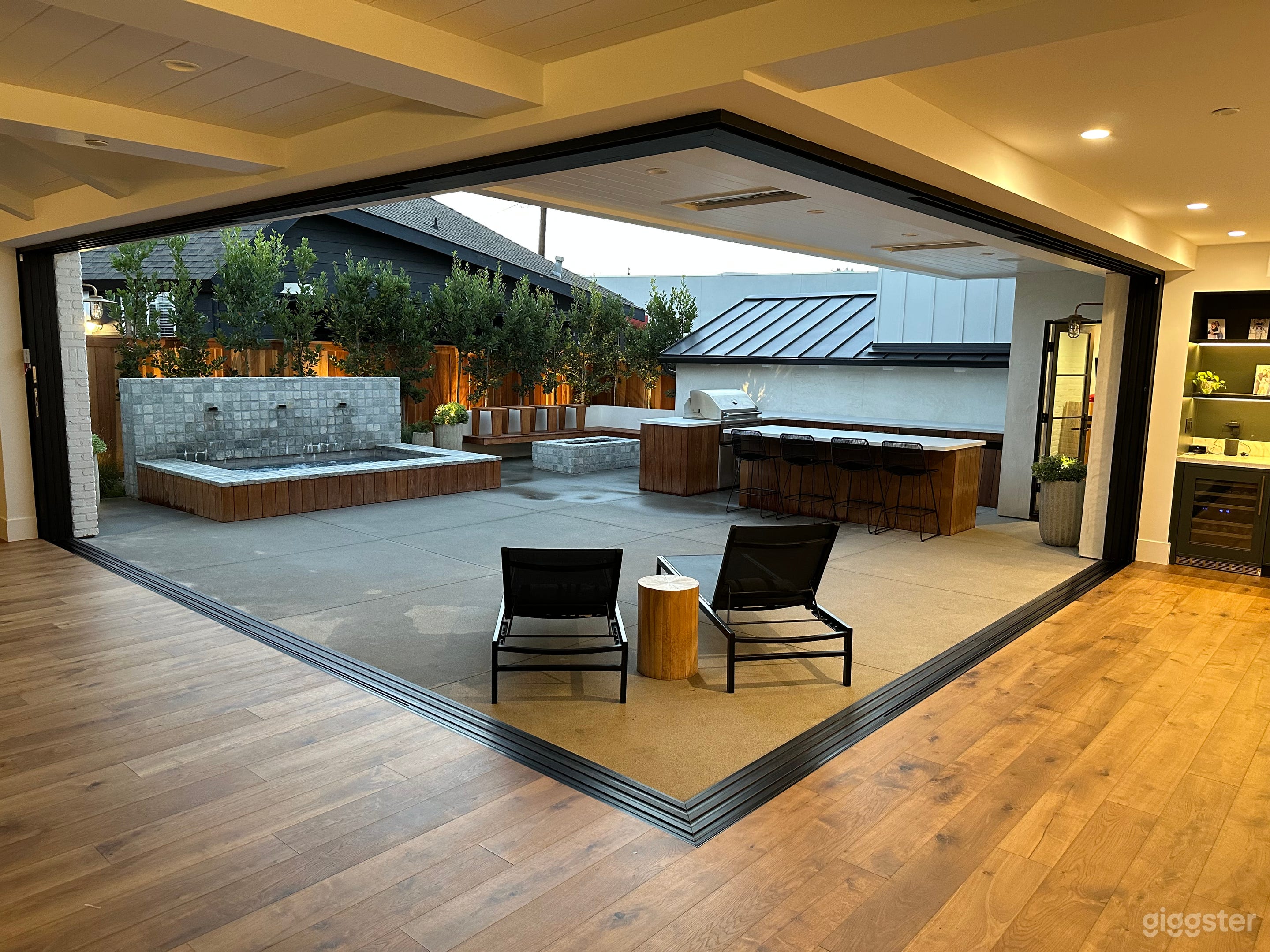 Stunning indoor/outdoor entertaining space w/ view Photo 1
