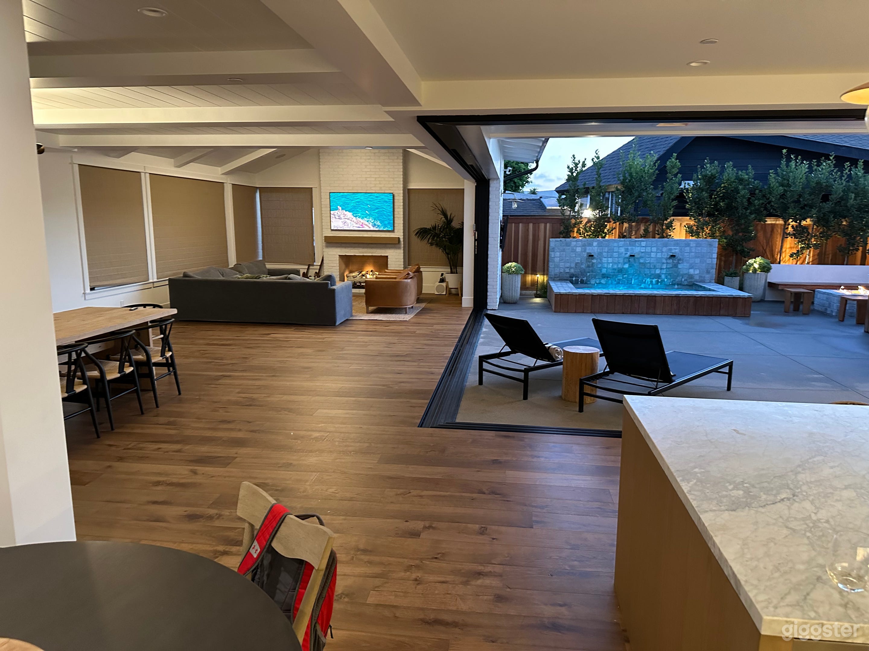 Stunning indoor/outdoor entertaining space w/ view Photo 4