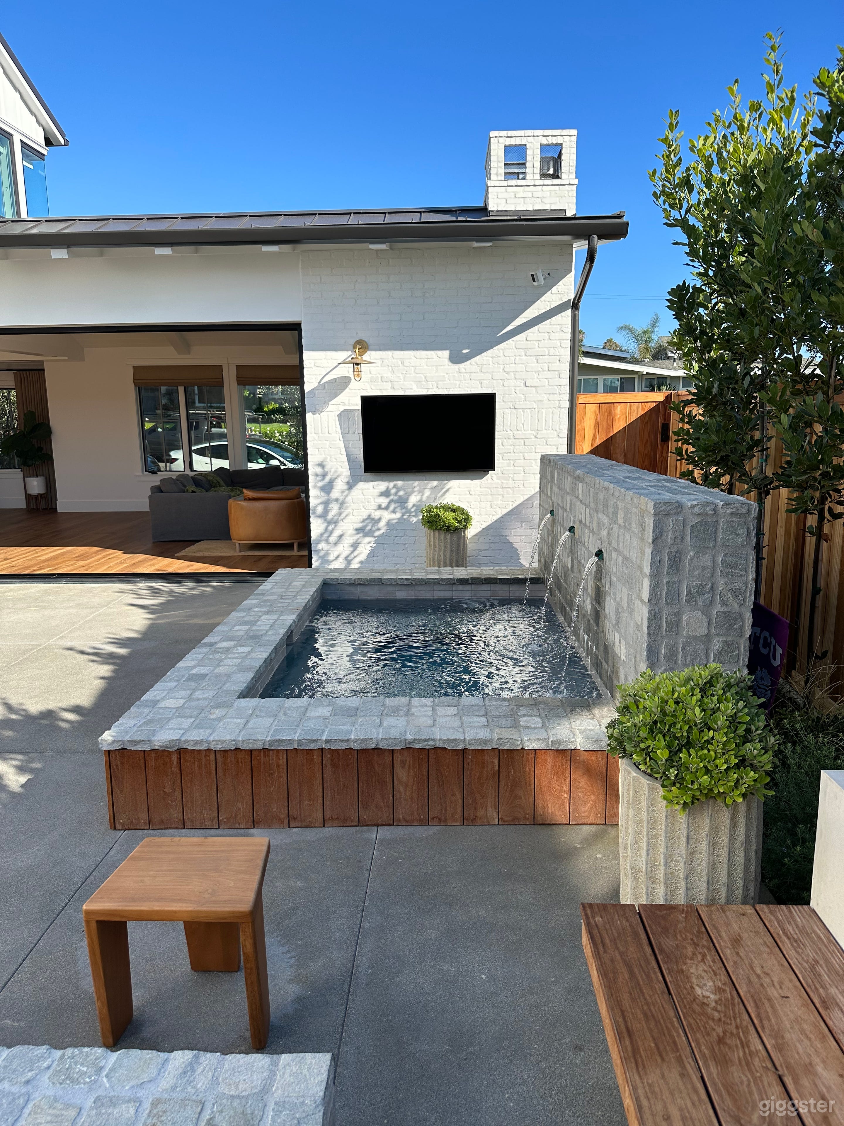 Stunning indoor/outdoor entertaining space w/ view Photo 3