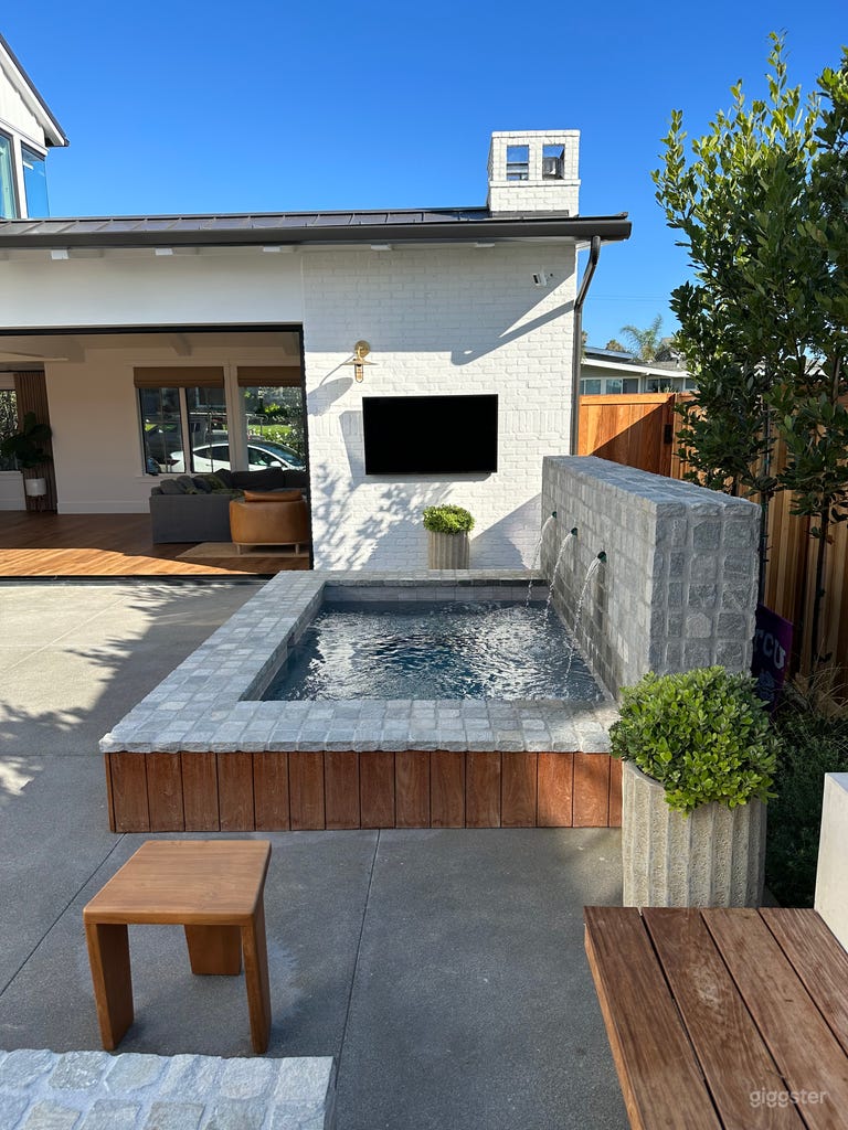  Stunning indoor/outdoor entertaining space w/ view 