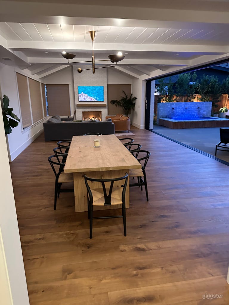  Stunning indoor/outdoor entertaining space w/ view 