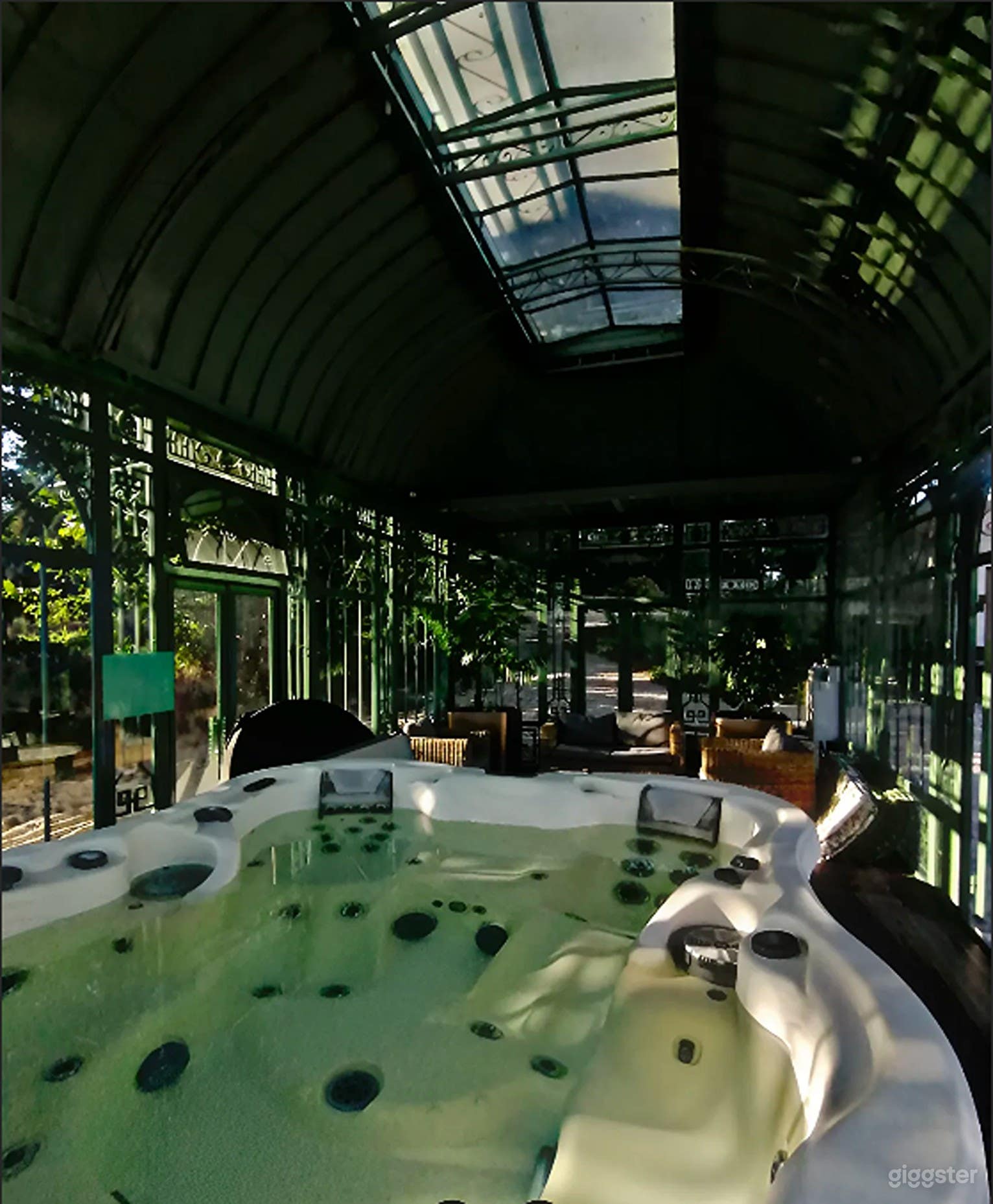 Photo de Bain à Remous Extérieur de Luxe 4