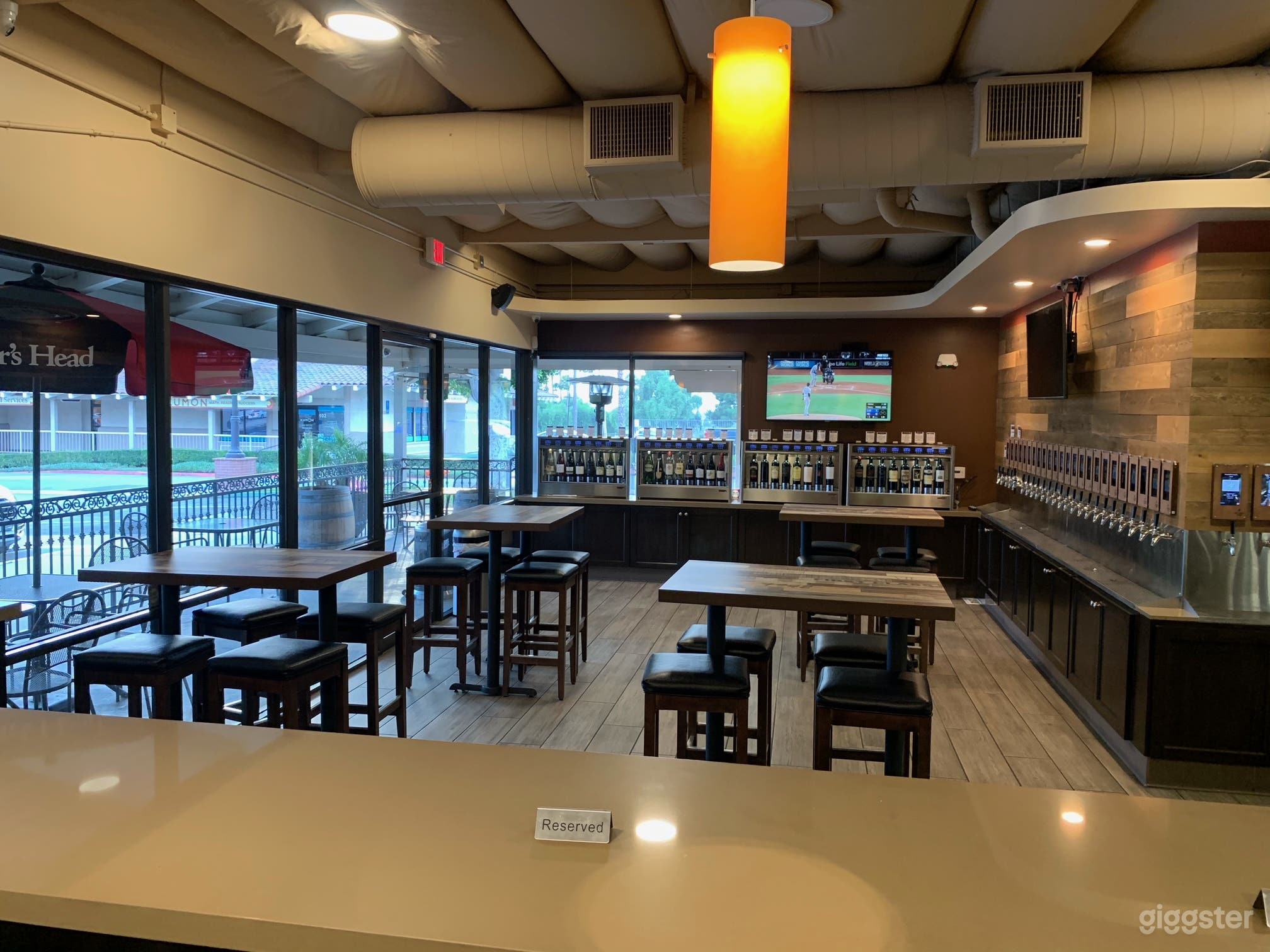 Spacious Wine Bar in central Orange County location Photo 4
