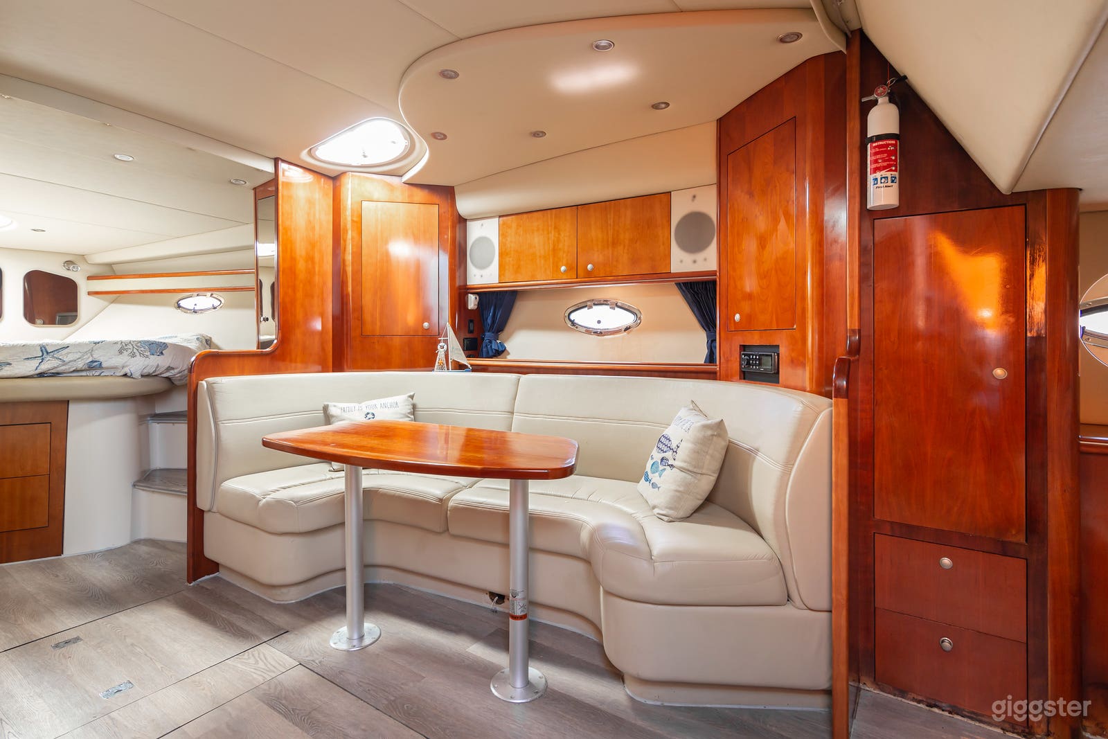 CRUISER | 42' YACHT Photo 4