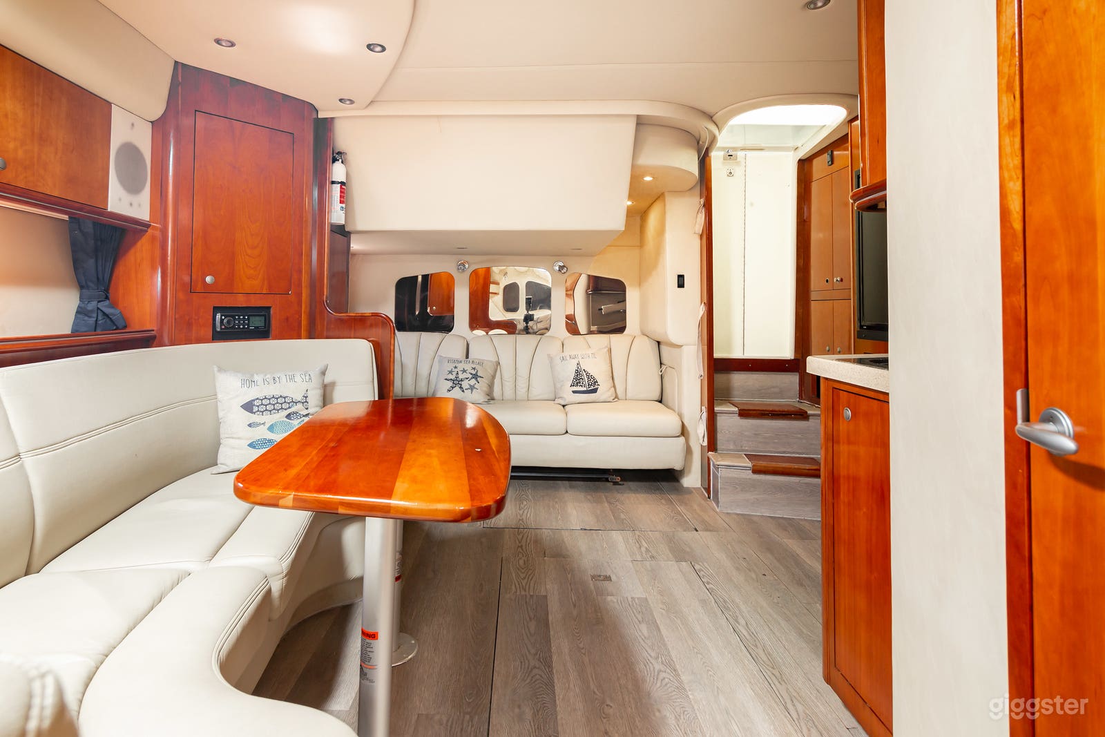 CRUISER | 42' YACHT Photo 3