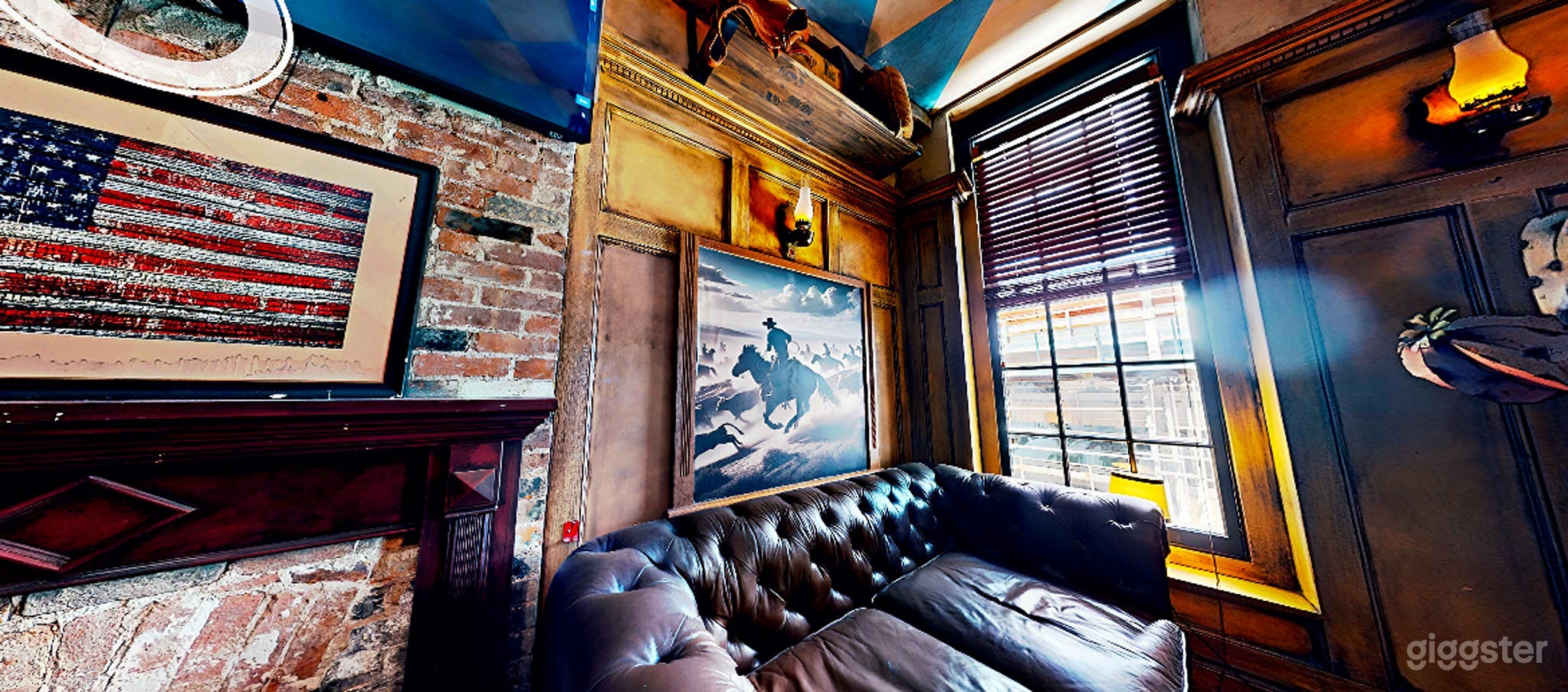 Cozy Rustlers Roost Lounge Photo 4