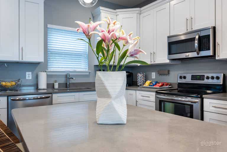  Modern Townhome with natural light 