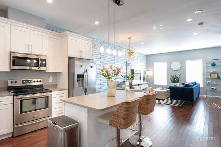  Modern Townhome with natural light 