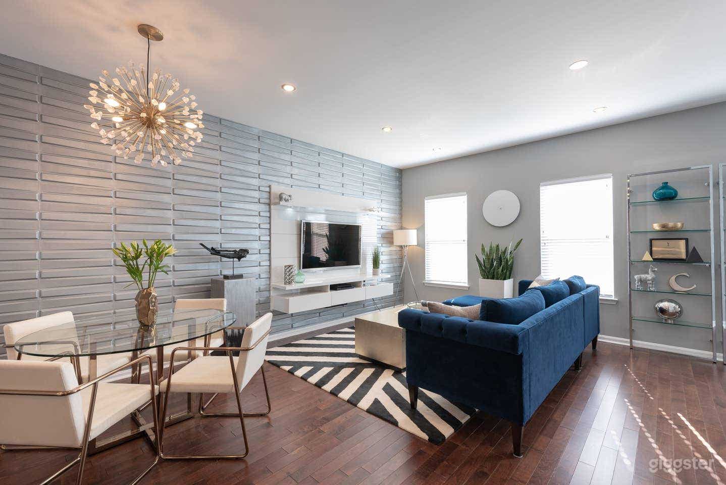 Modern Townhome with natural light Photo 4