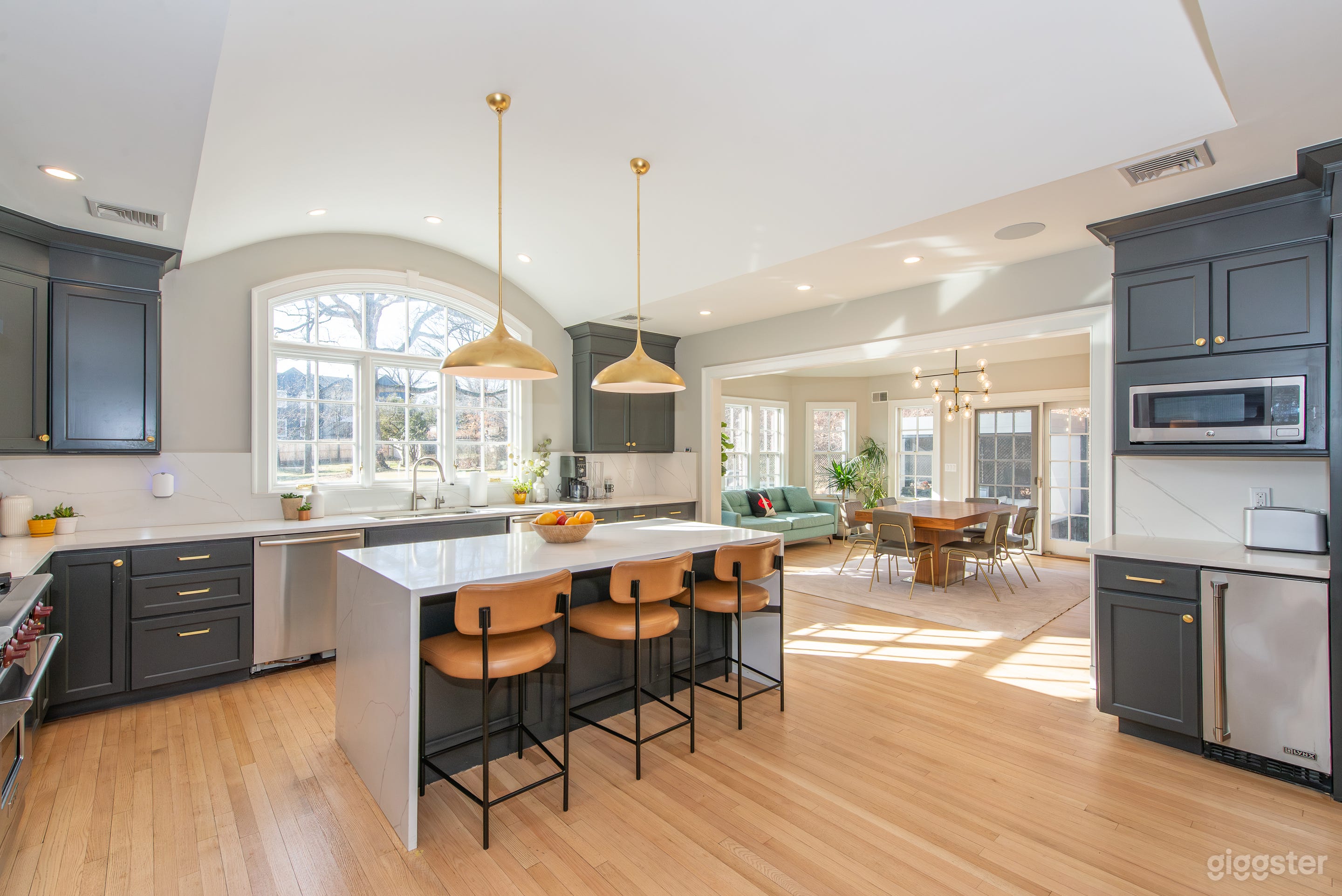 1930’s Modern home-Hottest New Venue for 2025 Photo 3