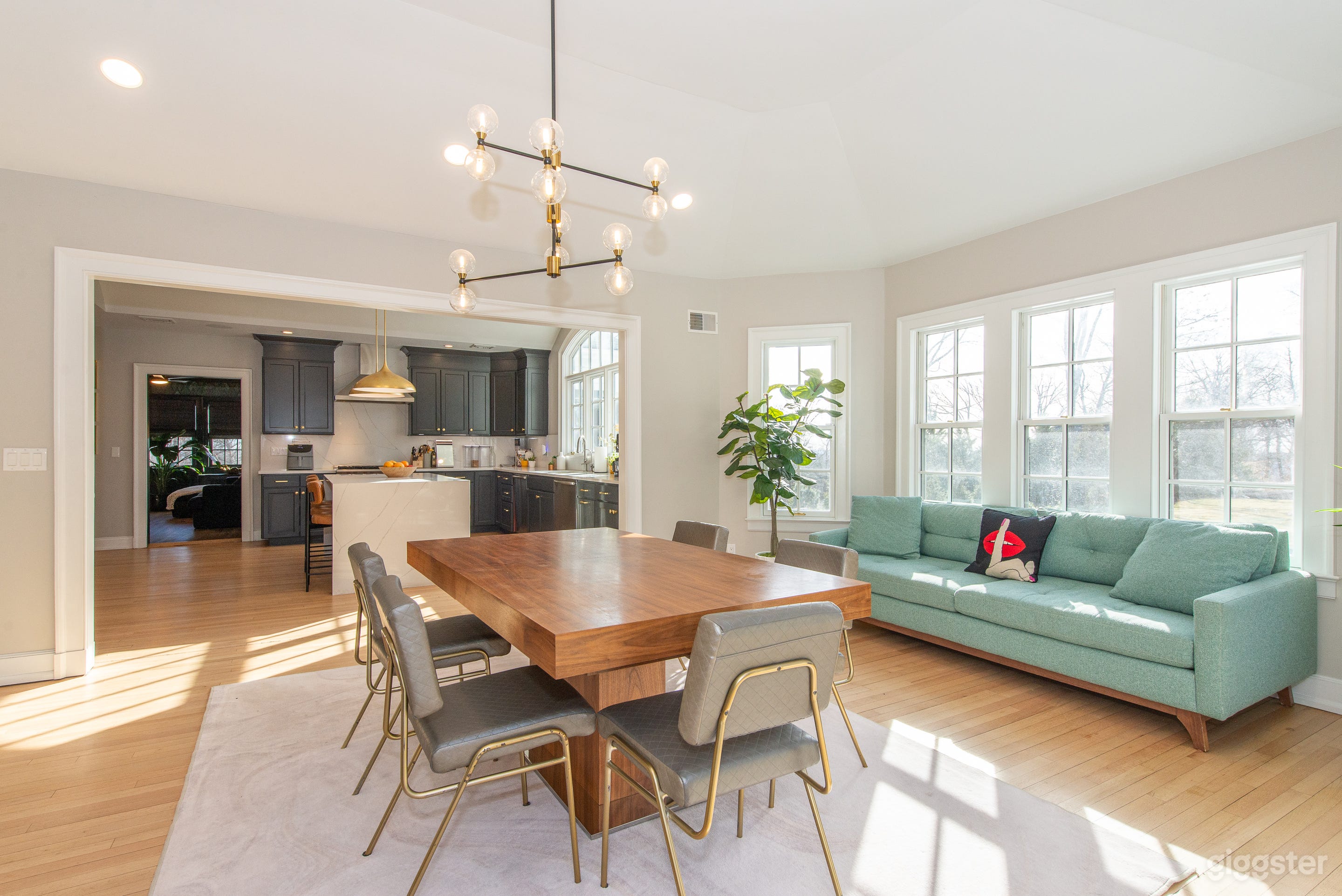 1930’s Modern home-Hottest New Venue for 2025 Photo 4