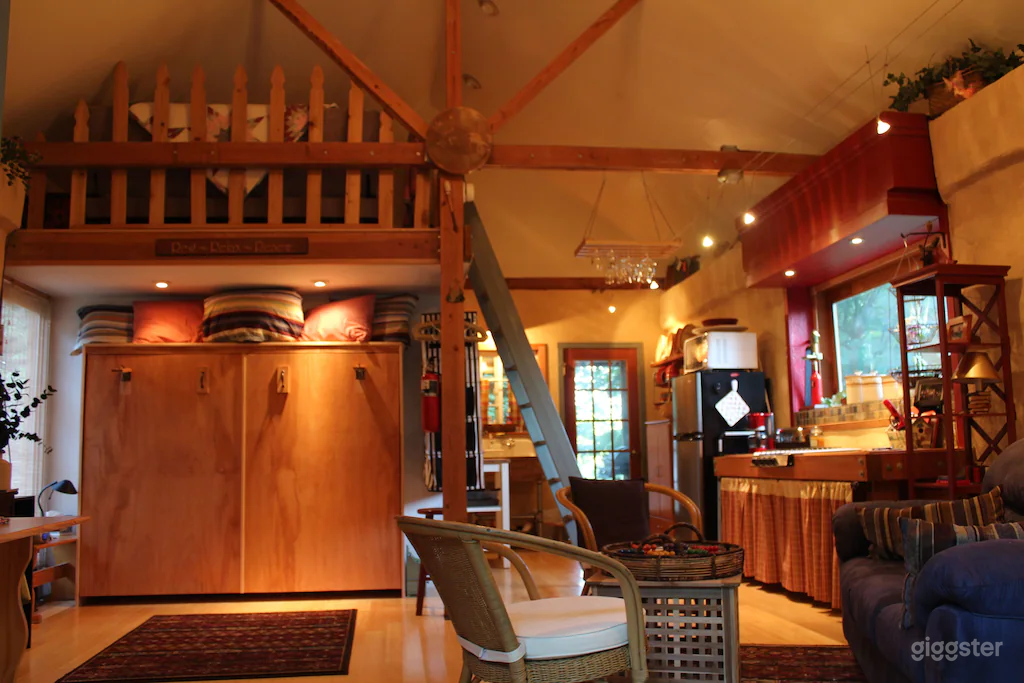 Charming &amp; Cozy Cottage Secluded in Private Woods Photo 2