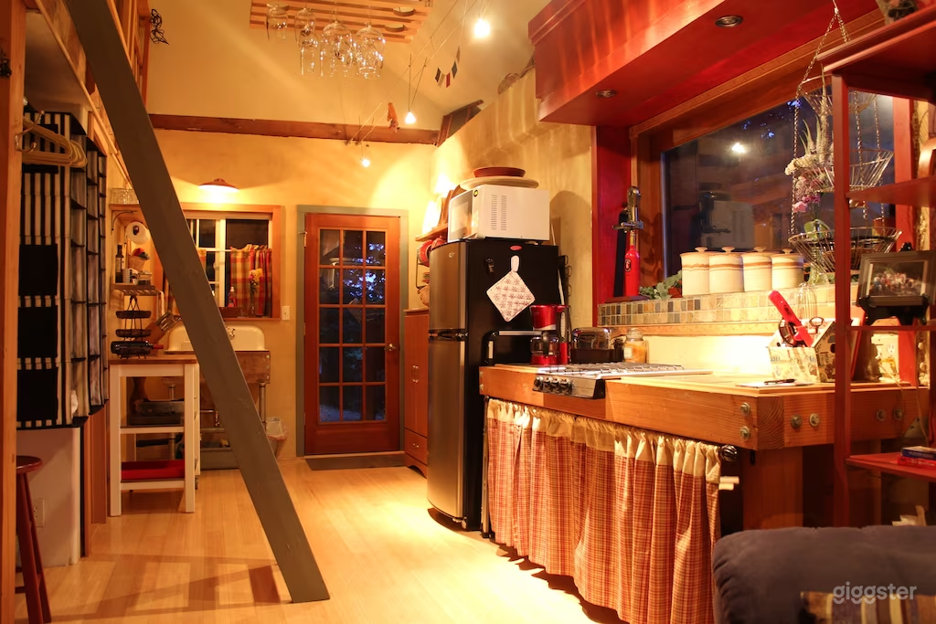 Charming &amp; Cozy Cottage Secluded in Private Woods Photo 3