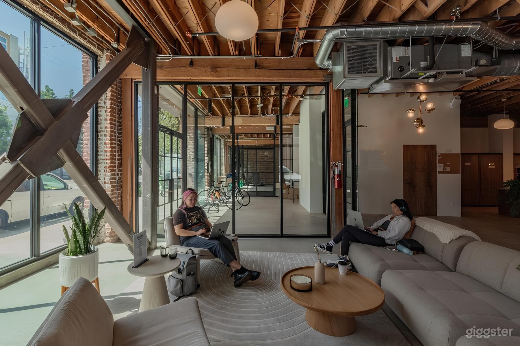 Industrial Loft-style Lounge in Los Angeles Photo 2