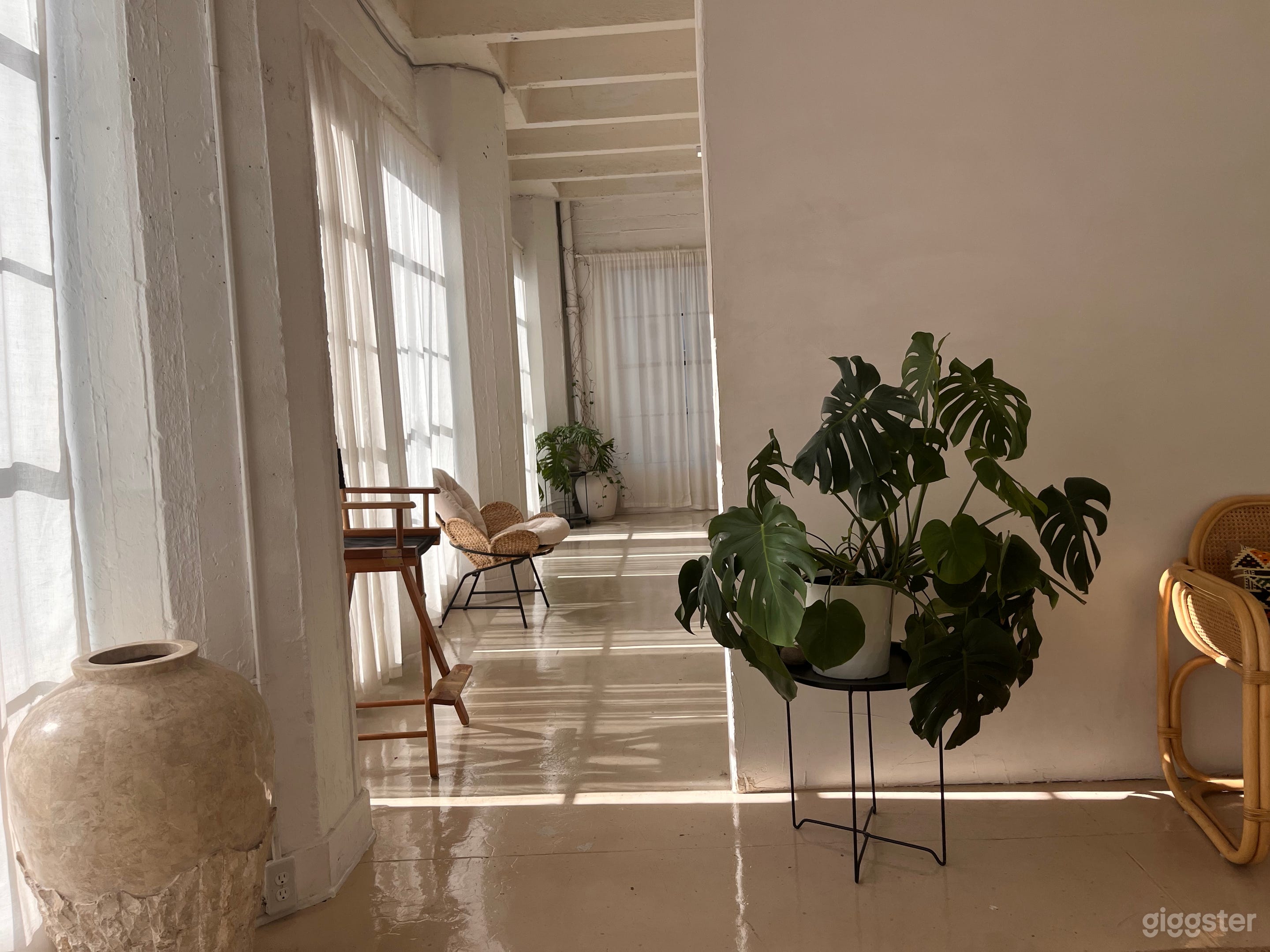 Minimal Natural Light Loft Studio Photo 2