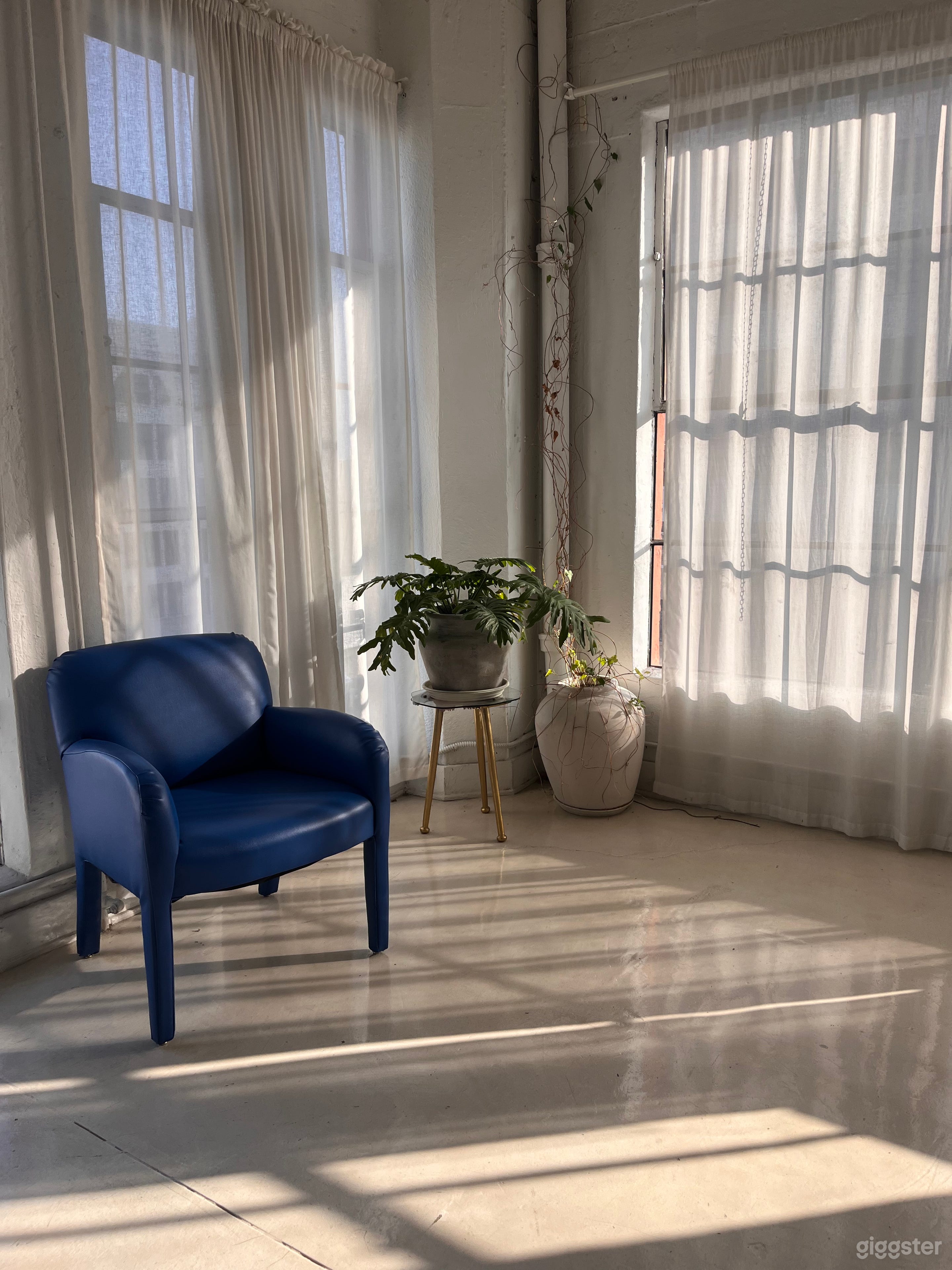 Minimal Natural Light Loft Studio Photo 3