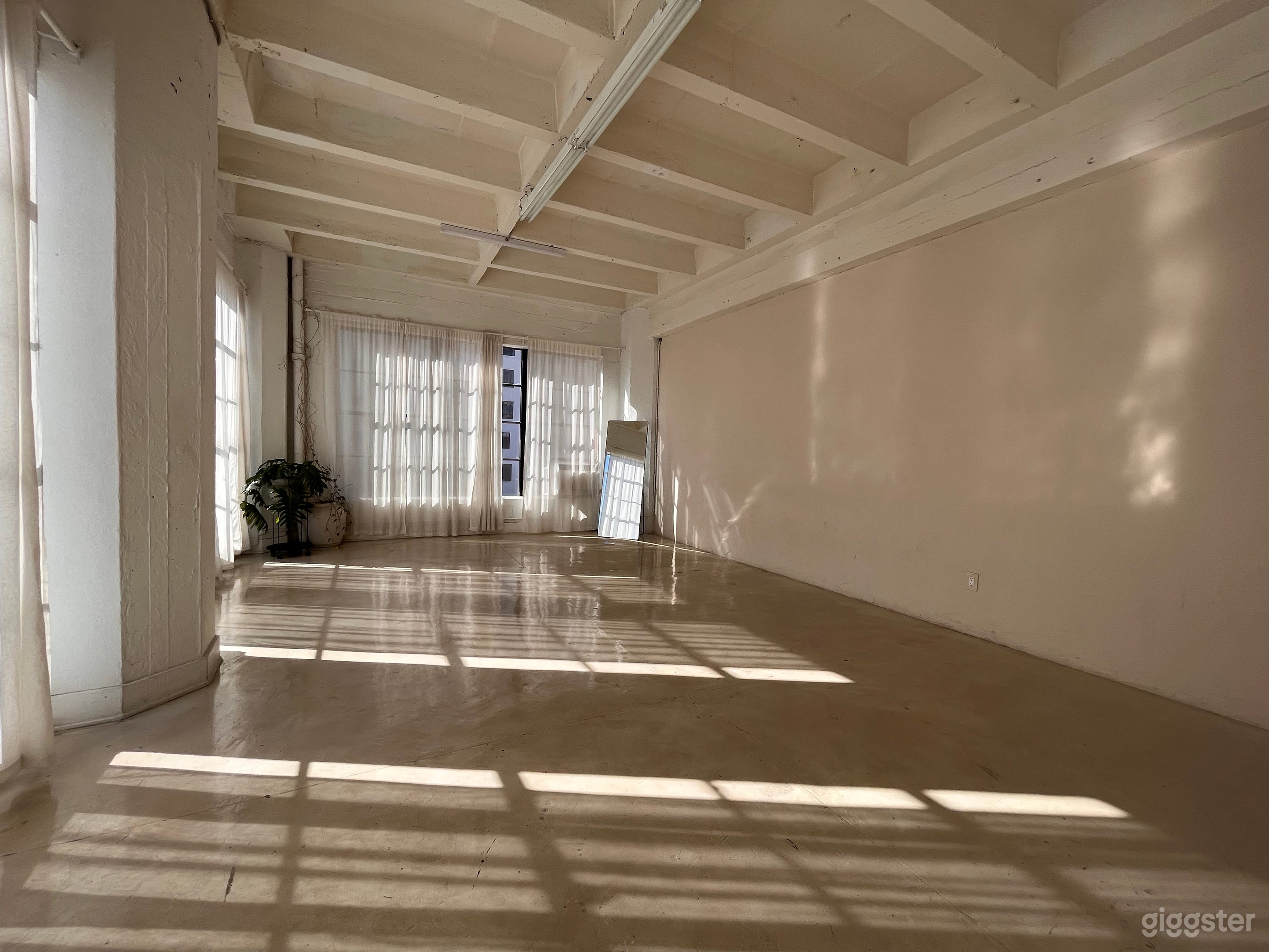 Minimal Natural Light Loft Studio Photo 4