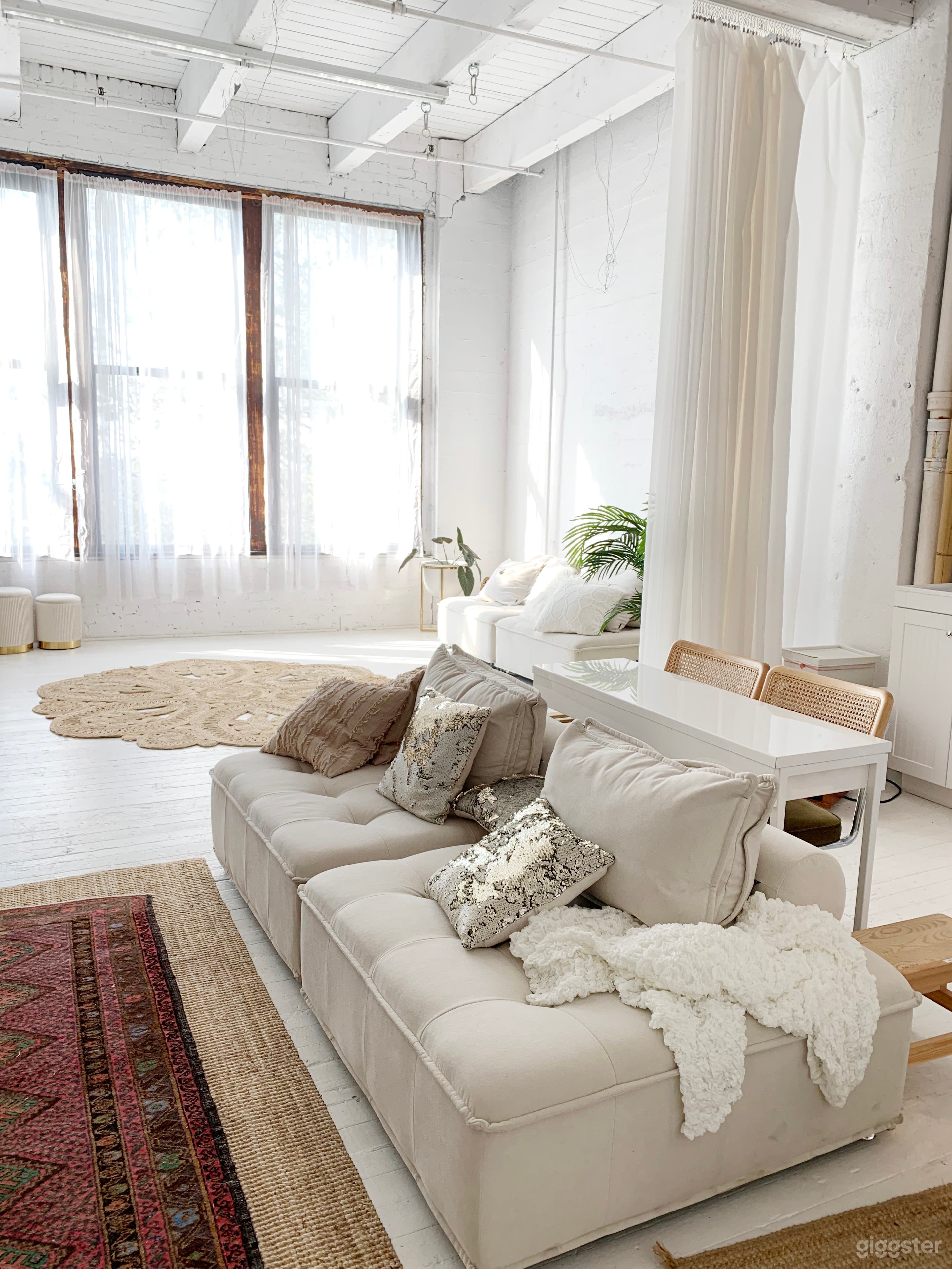 Bright White Natural Light Studio in SODO Photo 3