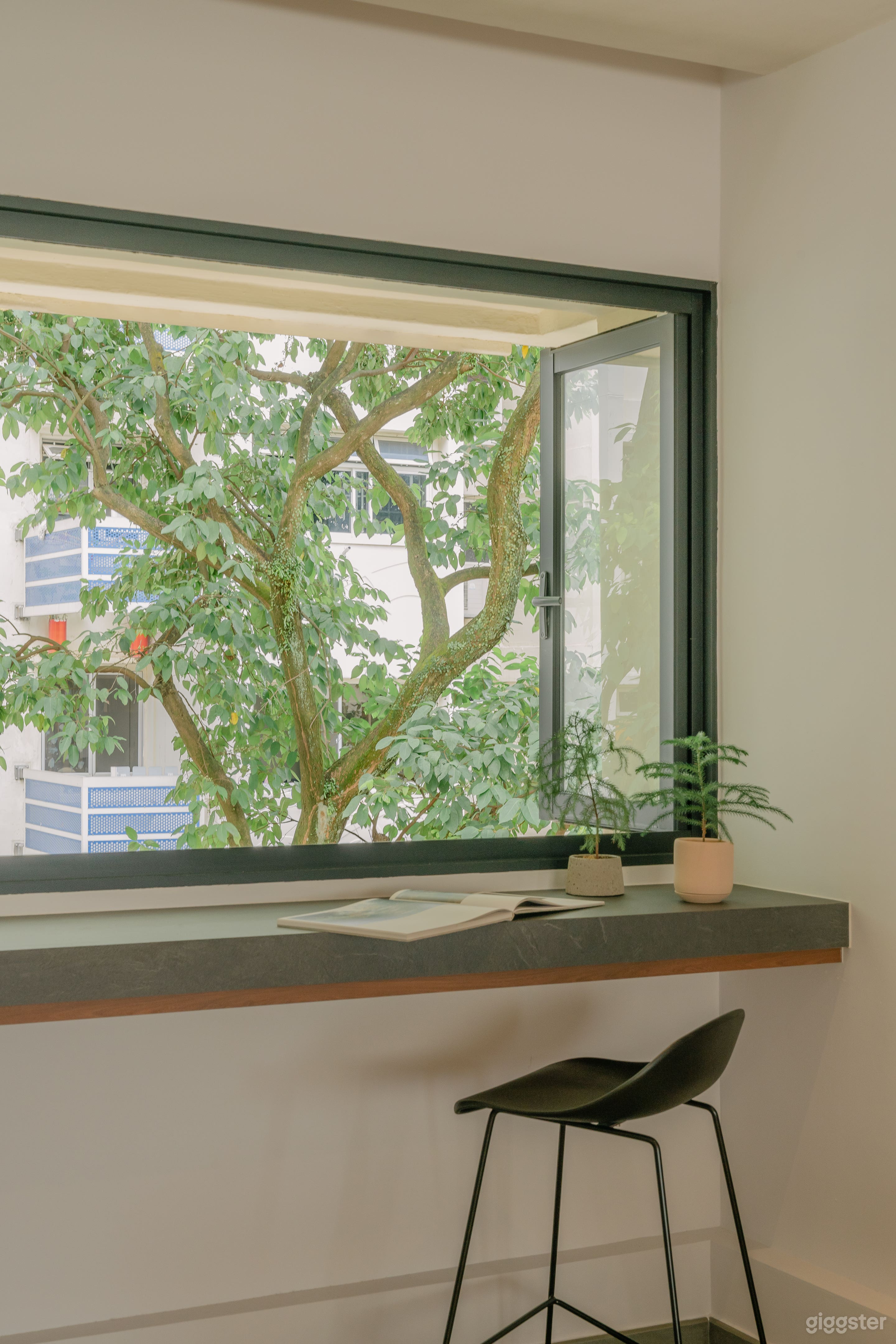Mid-Century Modern Flat with Eclectic, Colourful Furnishings Photo 4