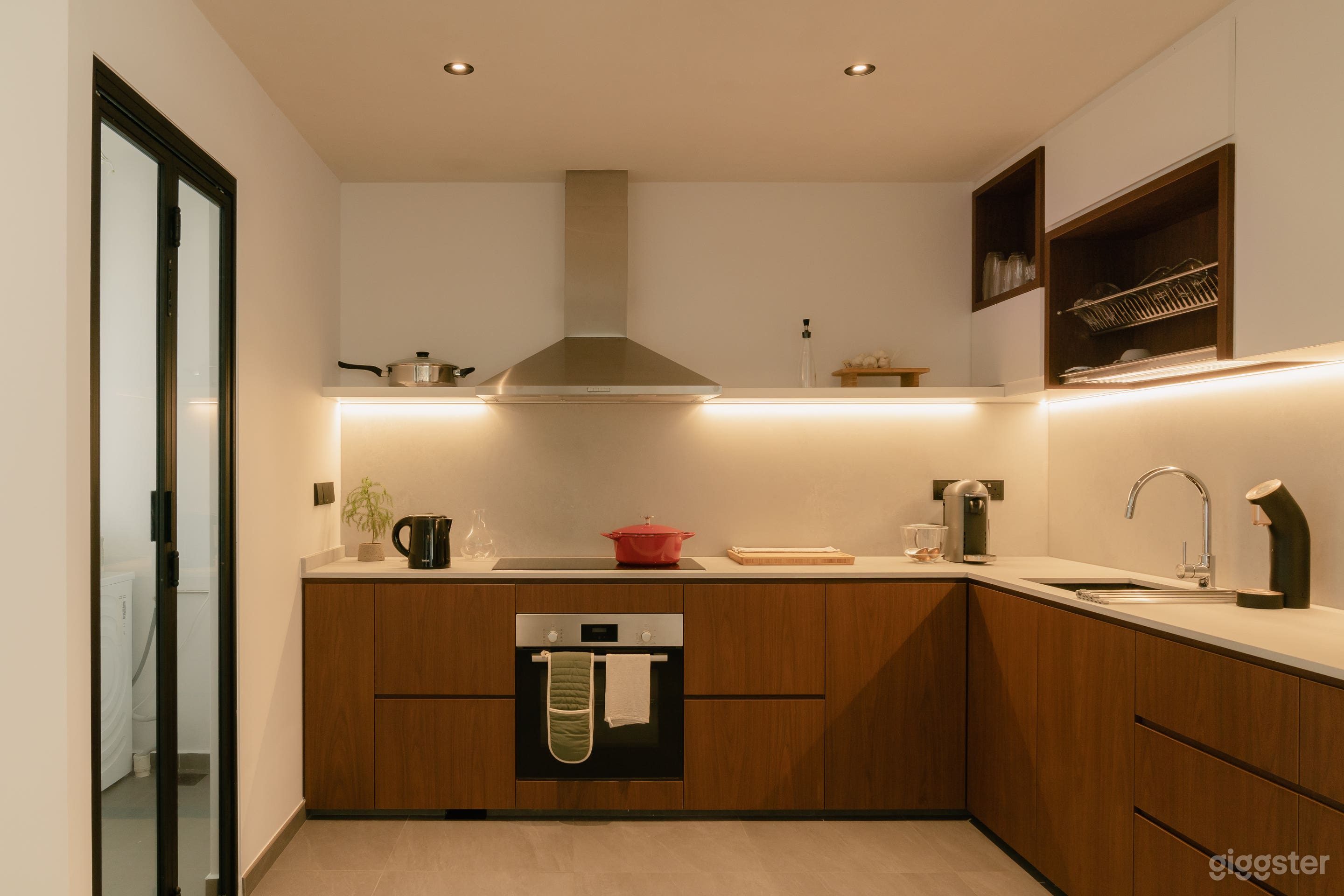Mid-Century Modern Flat with Eclectic, Colourful Furnishings Photo 3