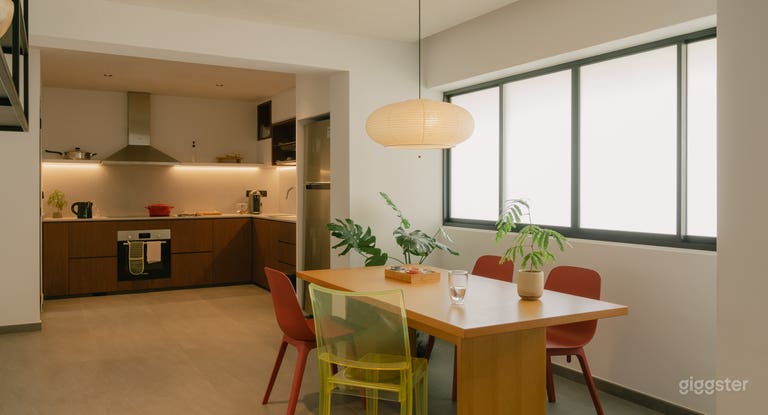  Mid-Century Modern Flat with Eclectic, Colourful Furnishings 