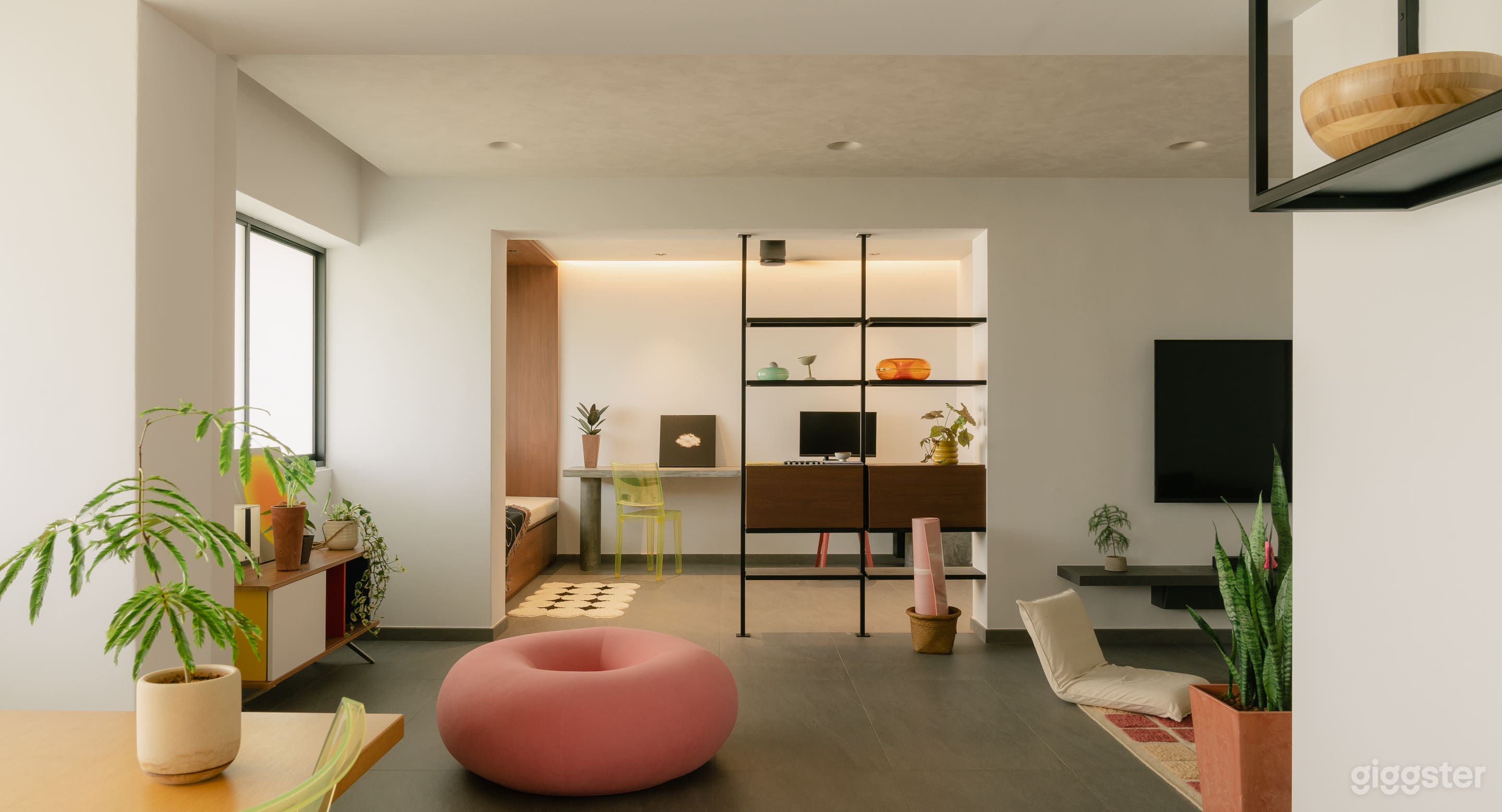 Mid-Century Modern Flat with Eclectic, Colourful Furnishings Photo 1