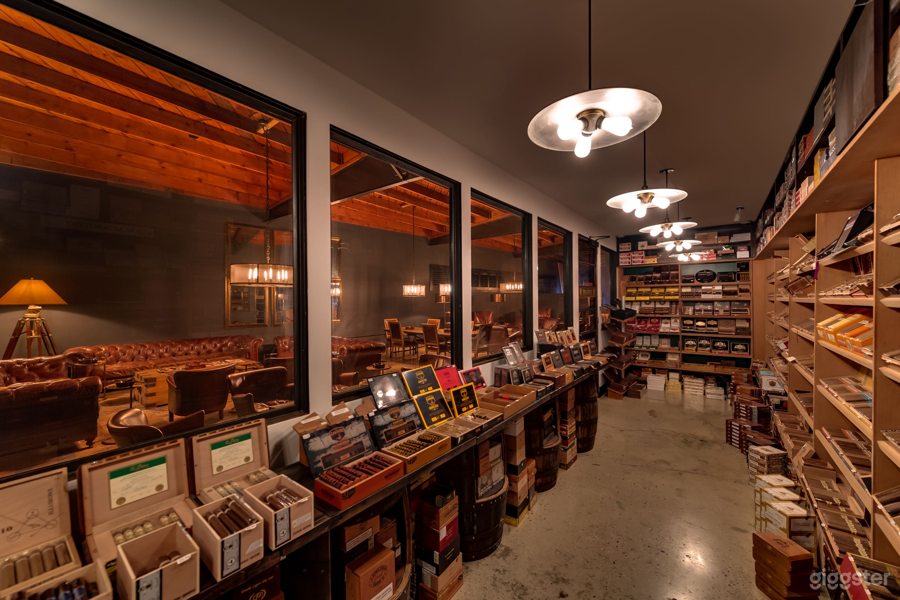 Exclusive Luxurious Private Members Cigar Lounge Photo 2