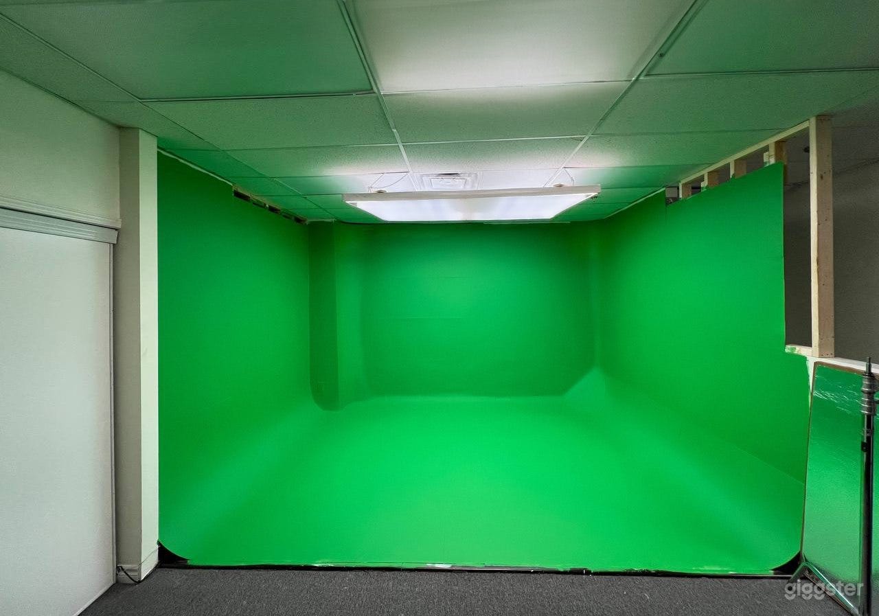 green screen room width of 16 feet and a length of 20 feet, featuring a large and immersive top light.