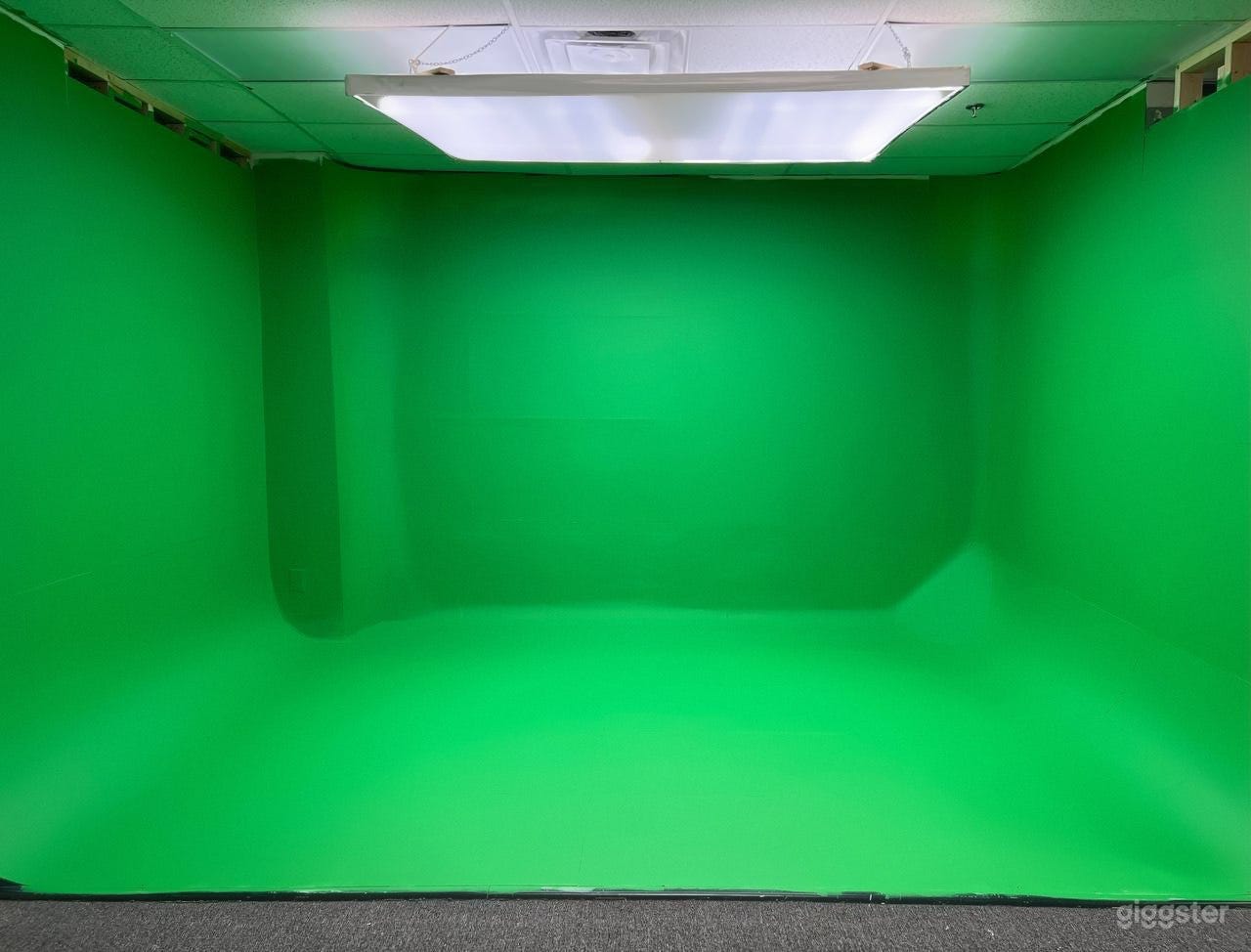 green screen room width of 16 feet and a length of 20 feet, featuring a large and immersive top light.
