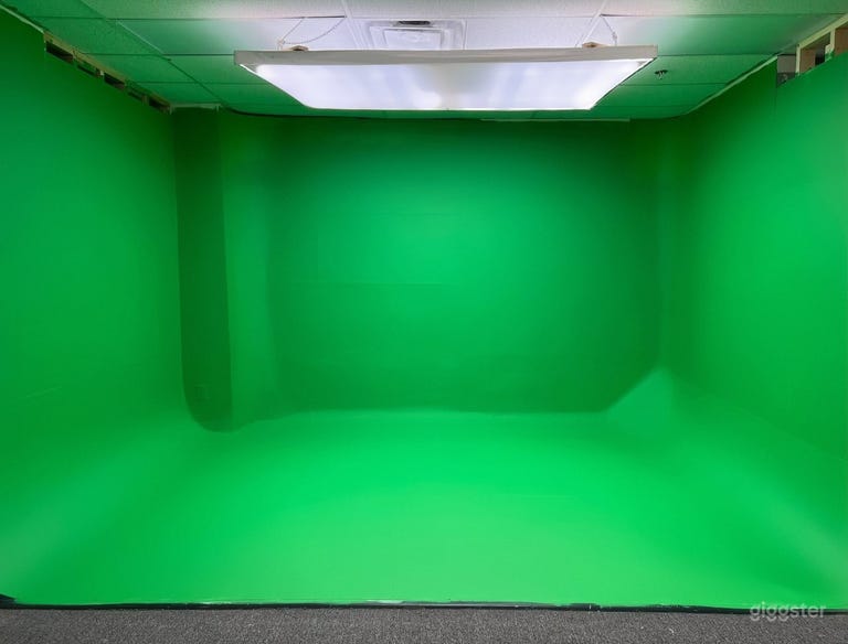  Sala con pantalla verde de 16 pies de ancho y 20 pies de largo, con una luz superior grande e inmersiva. 