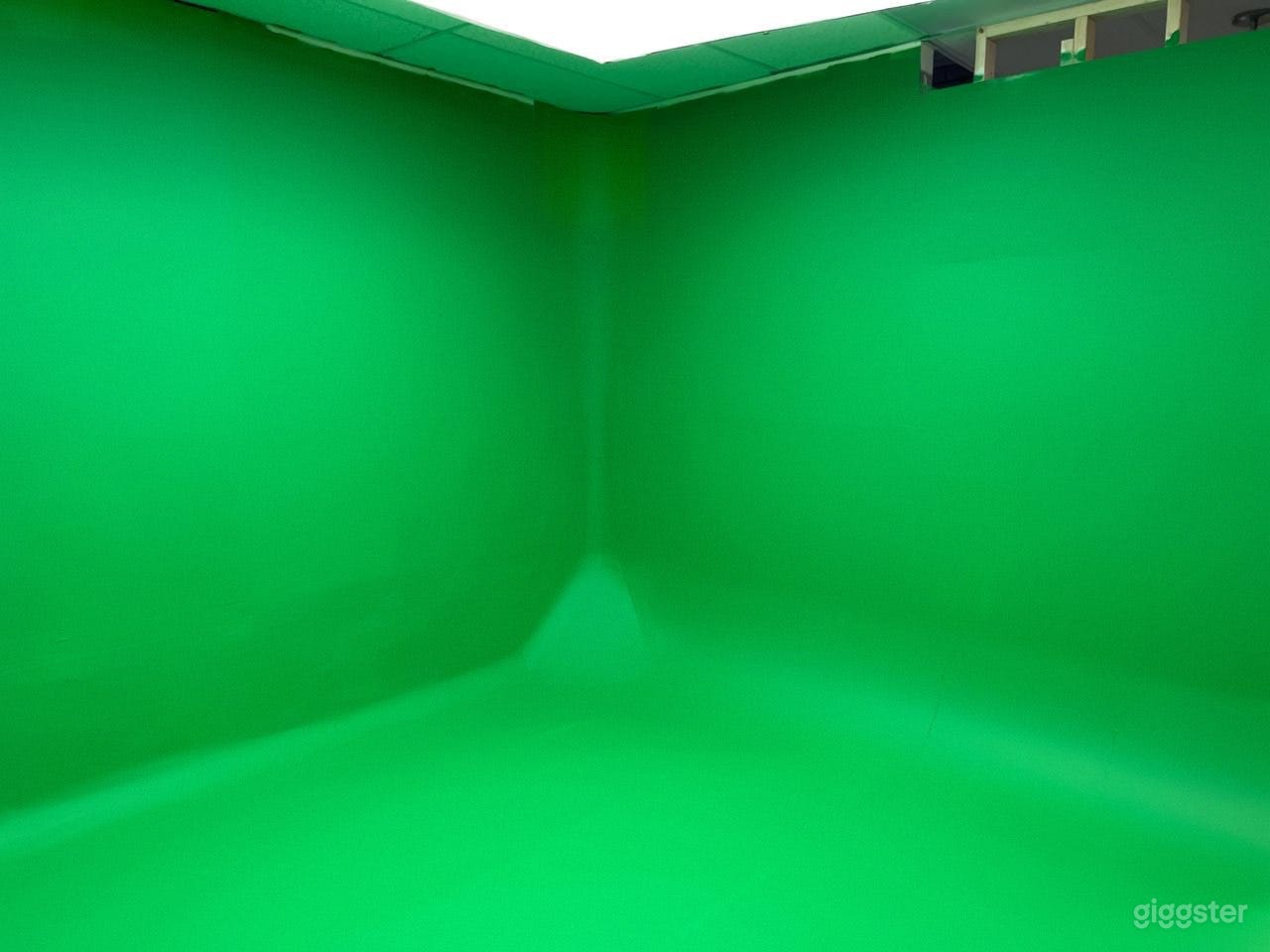 green screen room width of 16 feet and a length of 20 feet, featuring a large and immersive top light.