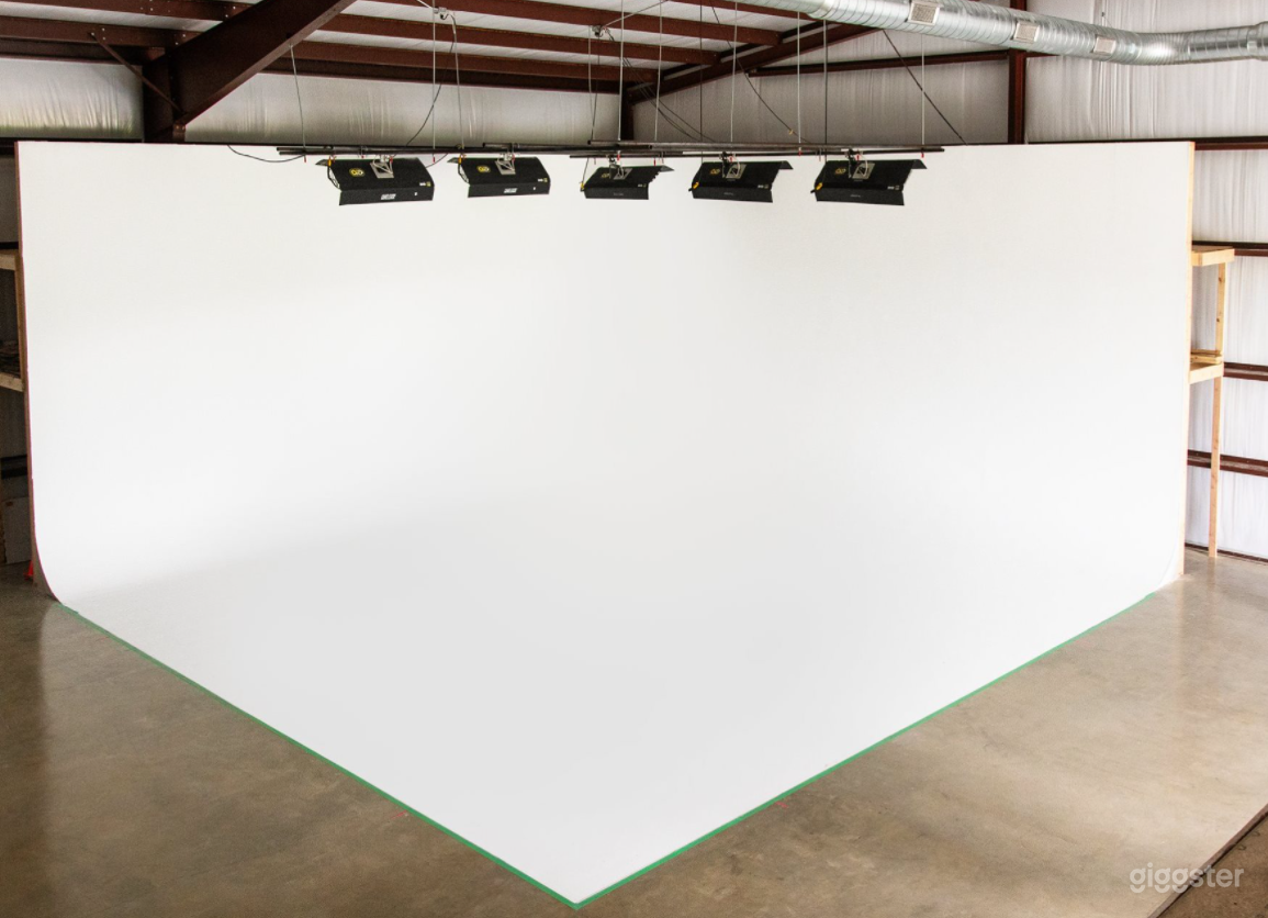 Cyc–Wall Studio in Driftwood Photo 3